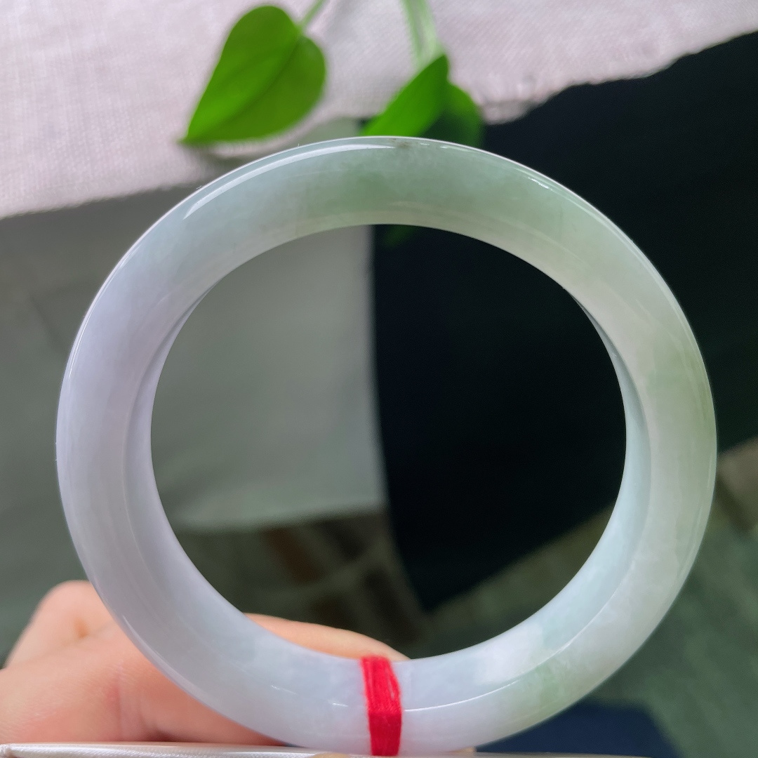 绿底正圈，内纹，翠色随性晕染，浓淡相宜，不扎堆不艳俗，像春风拂过泛起的一抹绿意。ss57816a