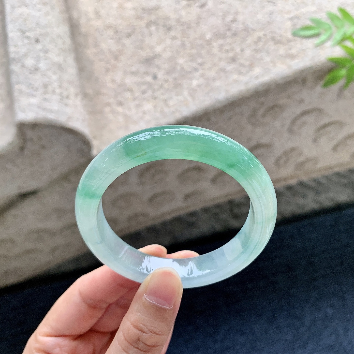 正圈51 52，圈口52.1/11.5/8，编码C5083101，糯冰飘绿，水润，种老，细腻，有纹线