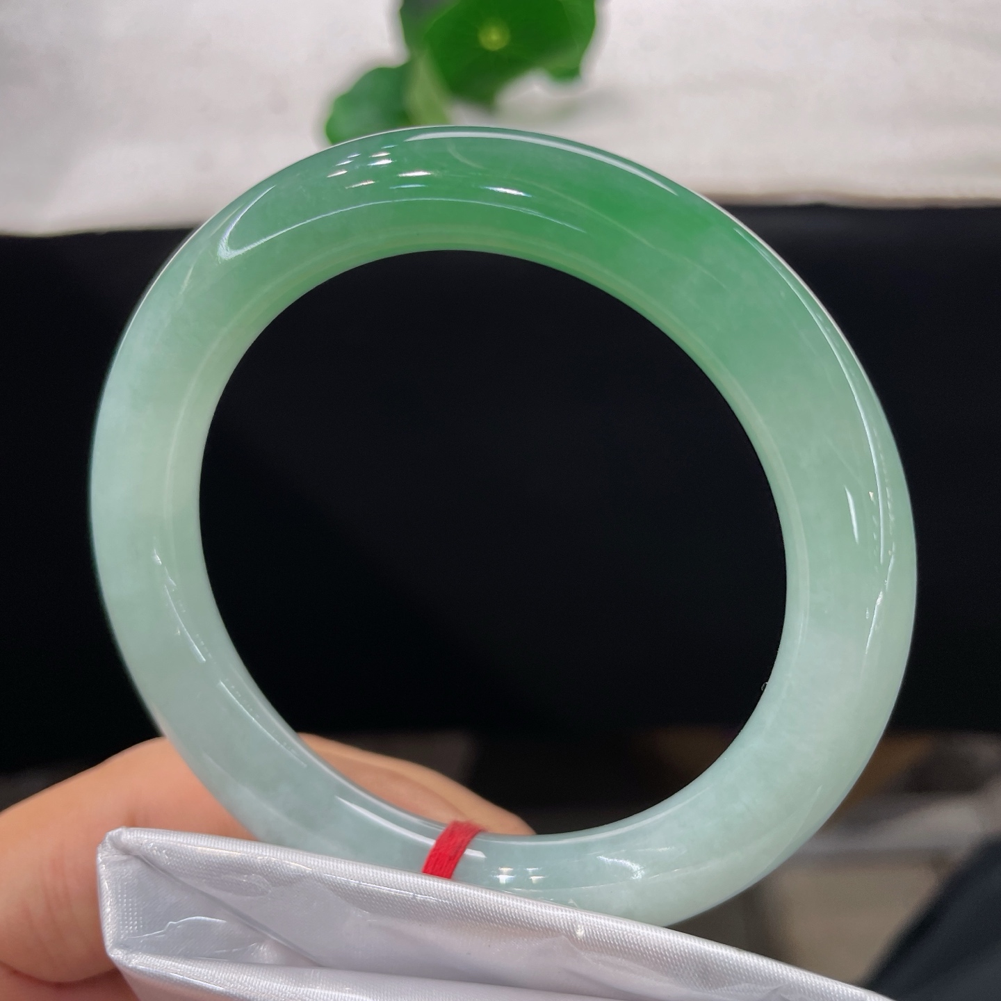 圈口57/10，果绿圆条，正圈58/59可戴，仿若春山含翠，质地温润澄澈。一抹鲜绿悠然流淌。无裂。