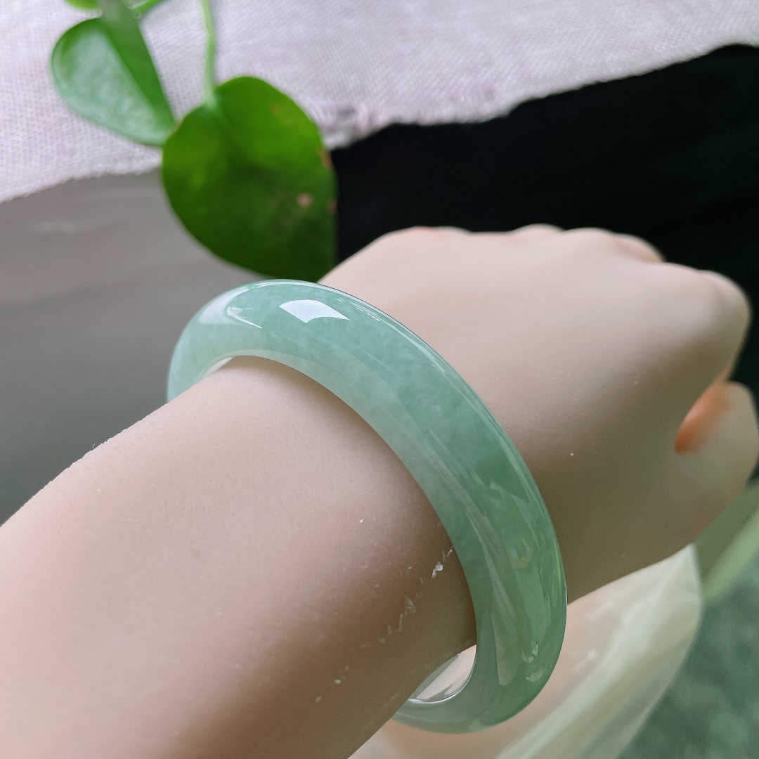 绿底正圈，无裂，简约素圈款式，干净素雅，褪去浮华，举手投足清爽舒适，尽显温柔温婉的气质。ss56401a