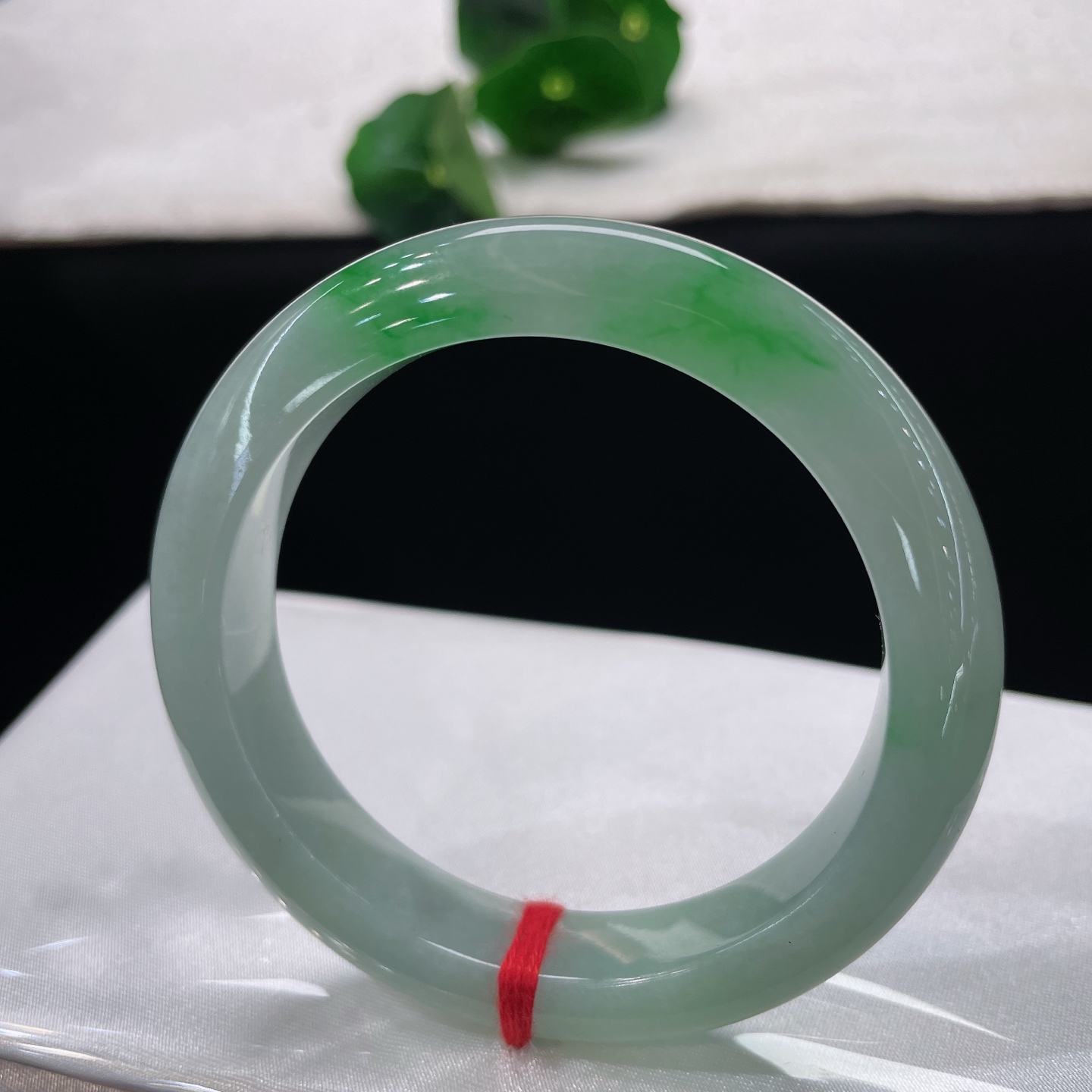 翡翠手镯 圈口55.5/11.8/9.0，白底青正圈，55/56可戴，凝一抹鲜活阳绿，清润如水，腕间一抹生机，无裂