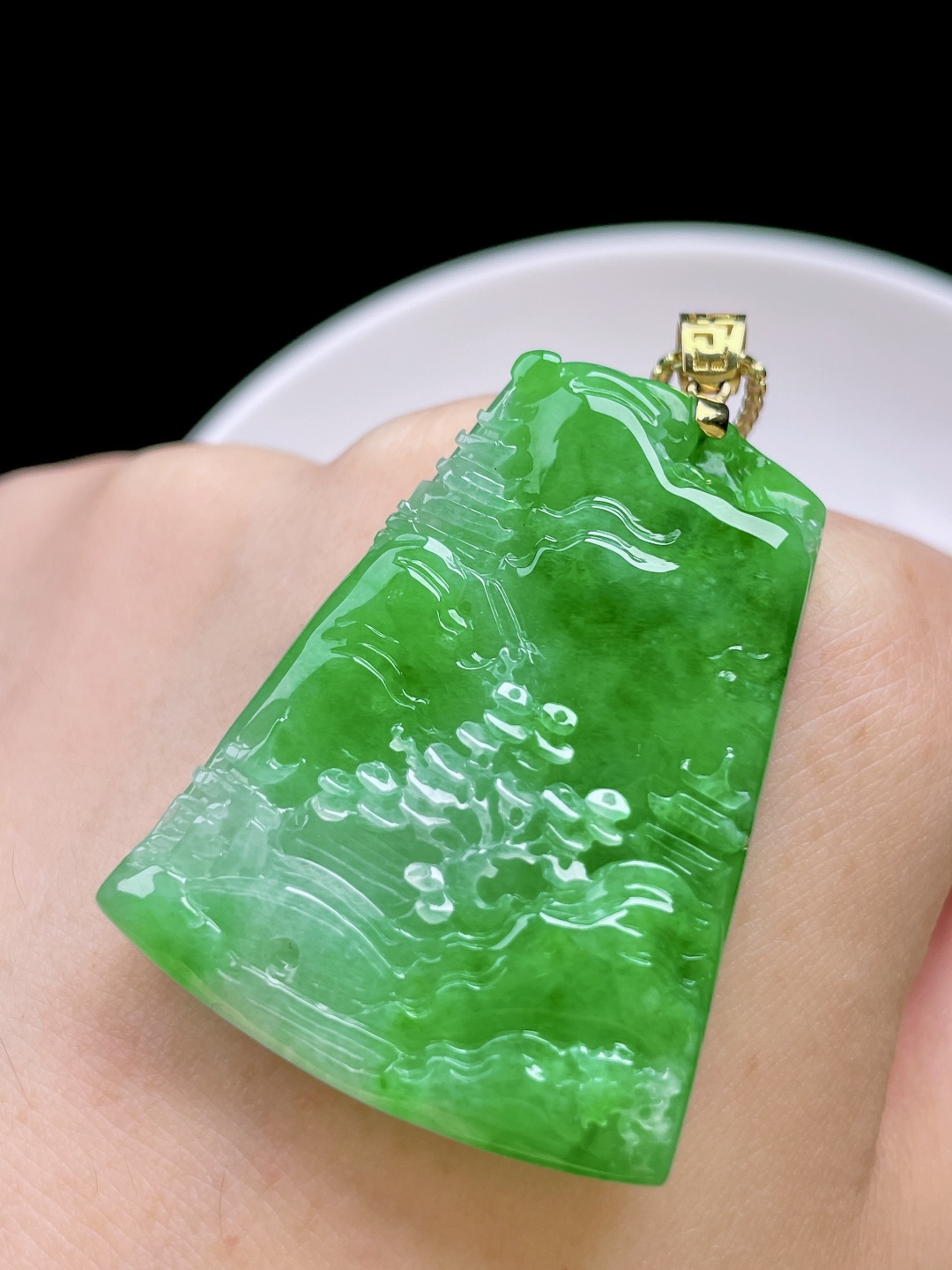 冰阳绿山水牌,色泽浓郁，种老水润，18k金镶嵌,整体：47.8,裸石：40/30.8/6.2