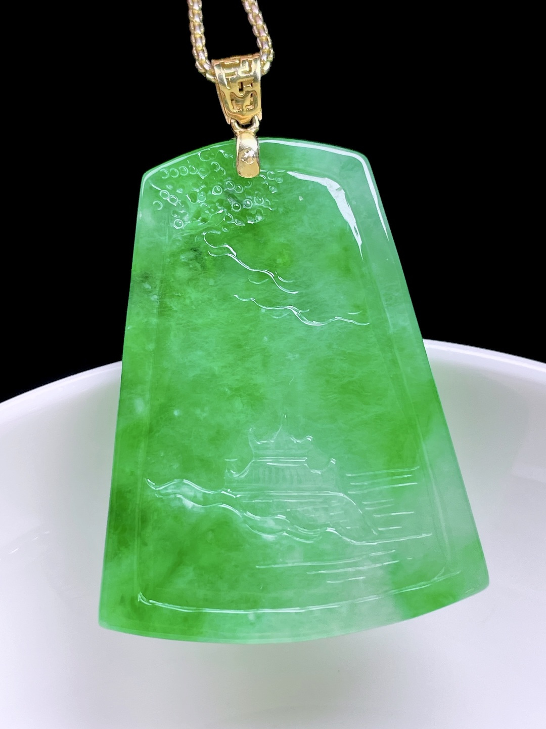 冰阳绿山水牌,色泽浓郁，种老水润，18k金镶嵌,整体：47.8,裸石：40/30.8/6.2