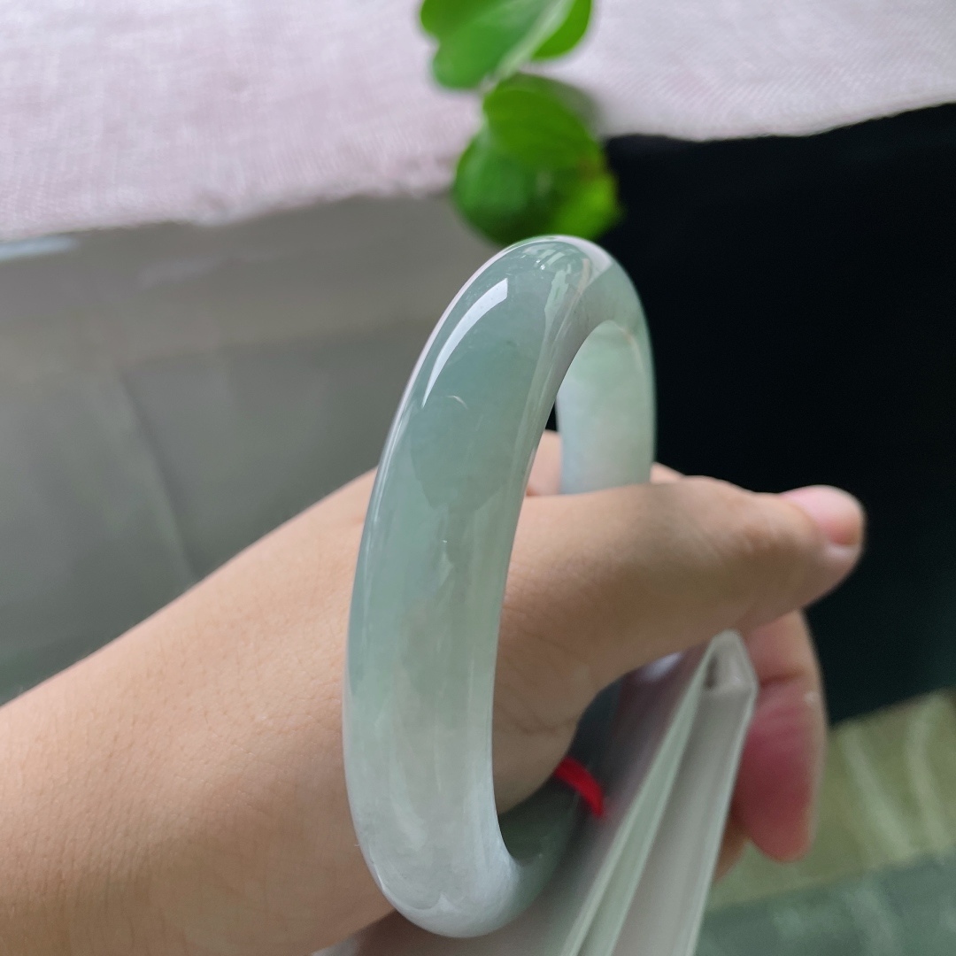 57/12.5/8.8，油青正圈，无裂，清润浅冰翠色素雅干净，大方耐看，休闲穿搭皆简约百搭。ss52120a