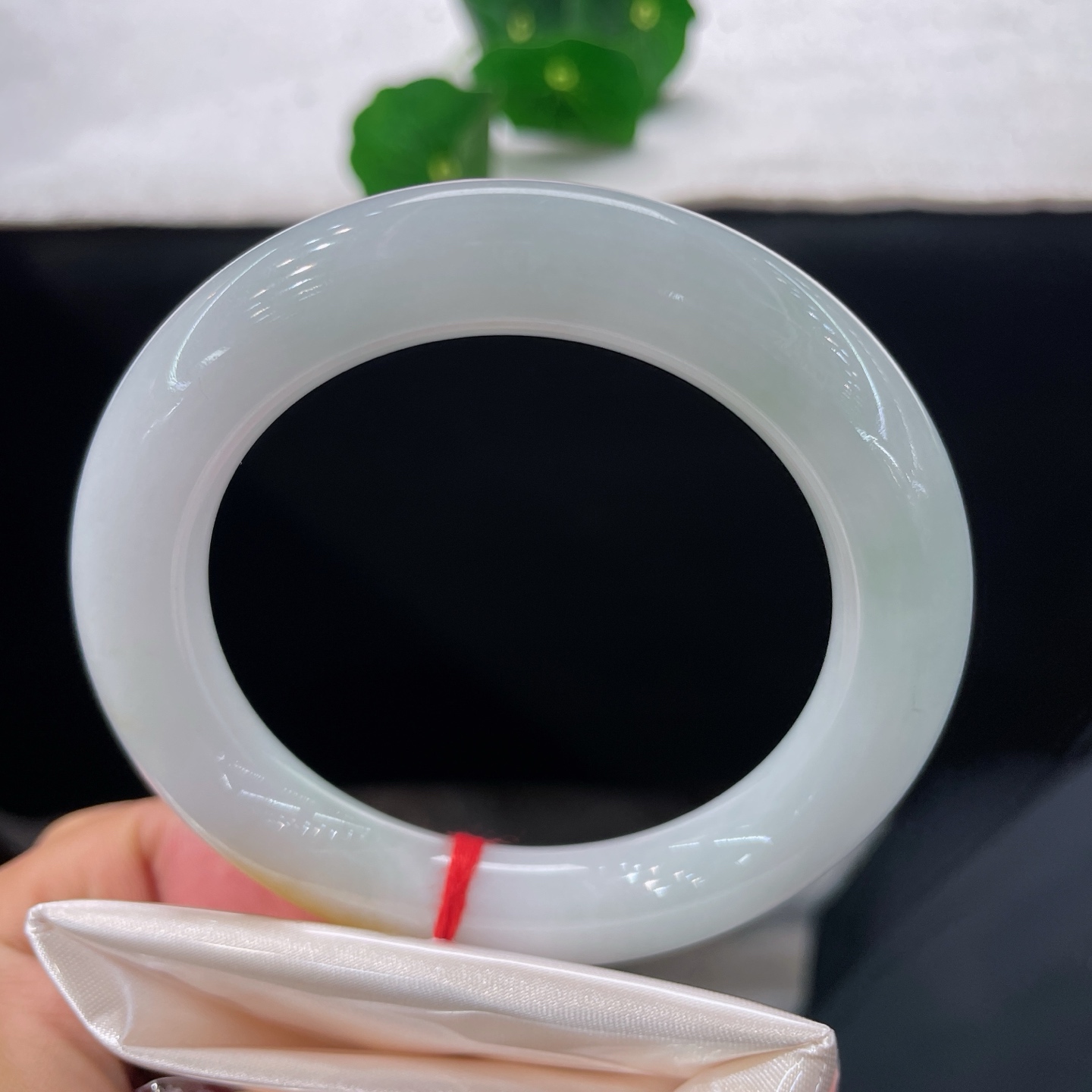 翡翠手镯，圈口54.3/10.9，黄翡胖圆条，54/55可戴，一抹蜜糖黄翡，腕间落日余晖，无裂。