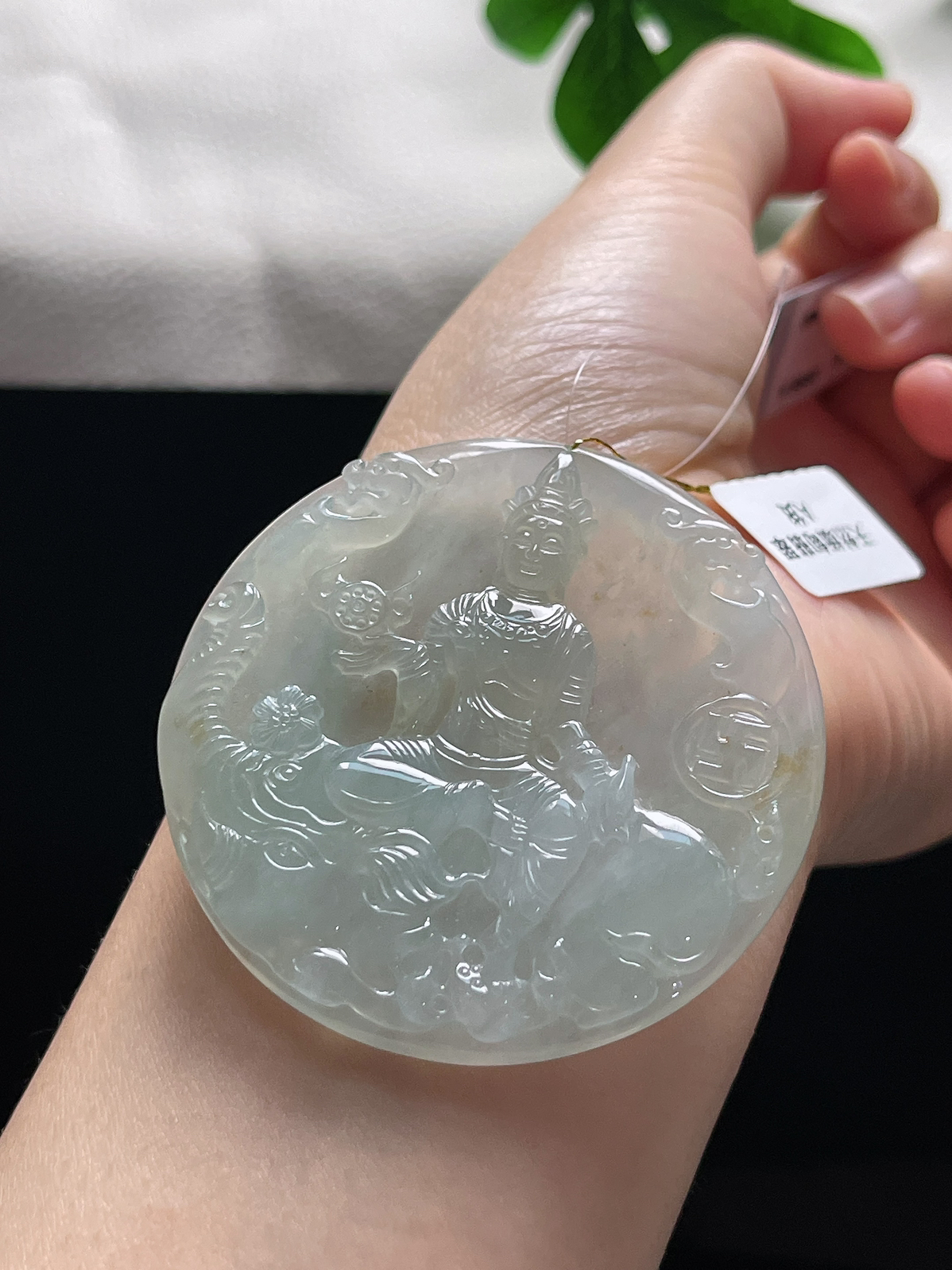 翡翠冰糯种淡绿色吊坠