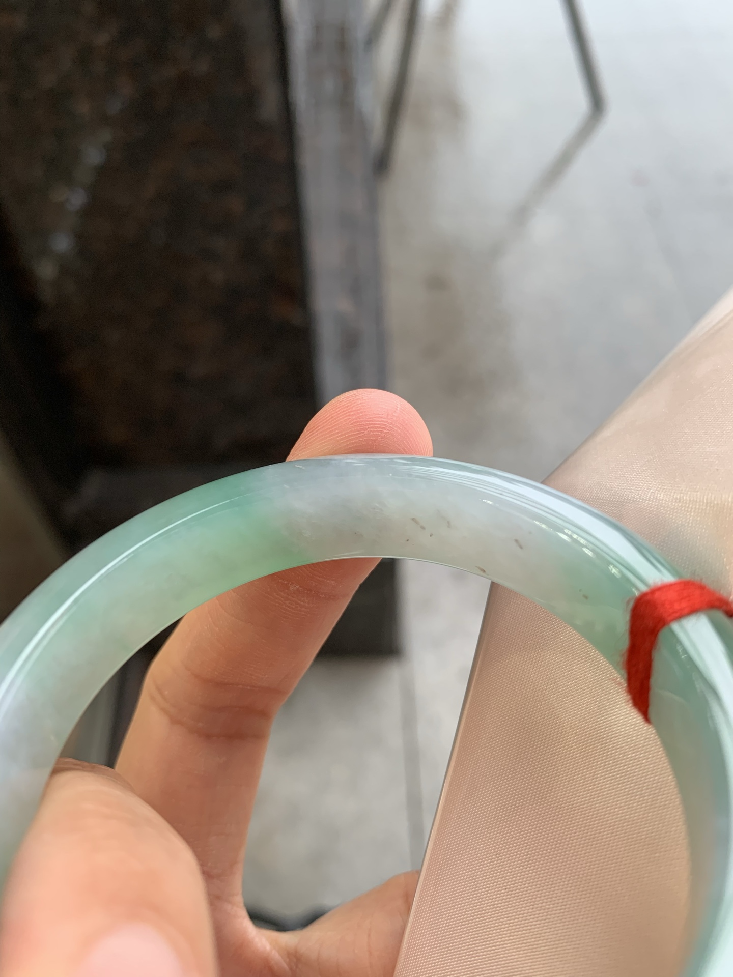 正圈冰飘绿 微杂质 尺寸：56.1/12.3/8.3 冰润