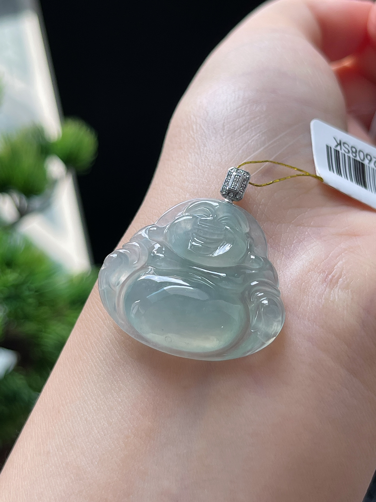 翡翠冰糯种淡绿色吊坠，印记：G18K,伴钻石