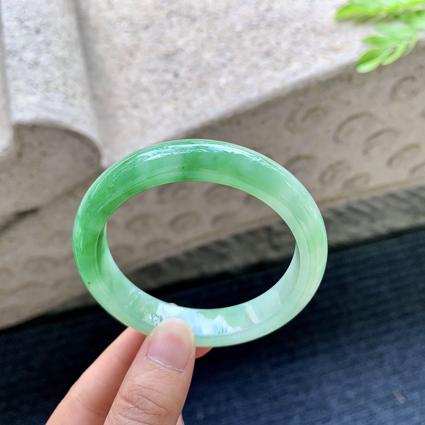 圆条54 55，圈口55.6/12/7.7，编码W6083018，糯冰飘辣绿，水润，种老，细腻，无裂