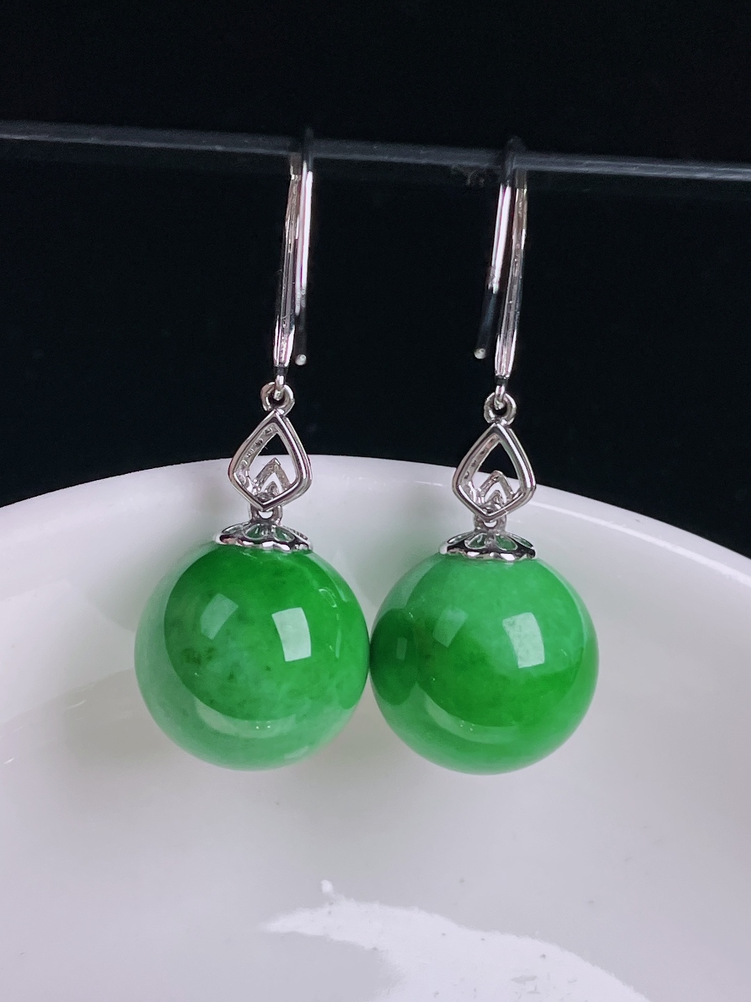 辣绿圆珠耳坠，18k镶嵌，老种起光，细底通透，尺寸：裸石13.3mm0829