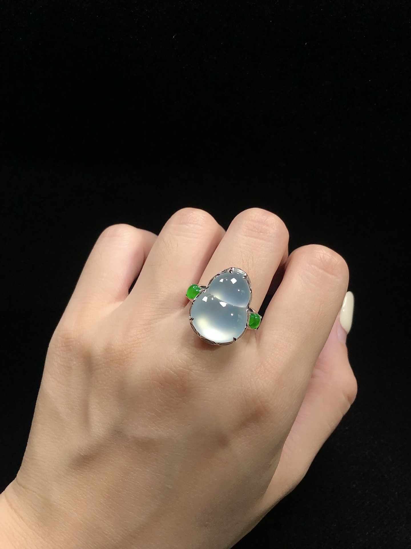 玻璃种葫芦戒指,超立体的一颗葫芦，底子超干净，光感极好，形正饱满，旁边配两颗高品质艳绿葫芦，轻松看翻倍效果～,整体20x14.7x12.3,裸石18.3x13.6x6.8