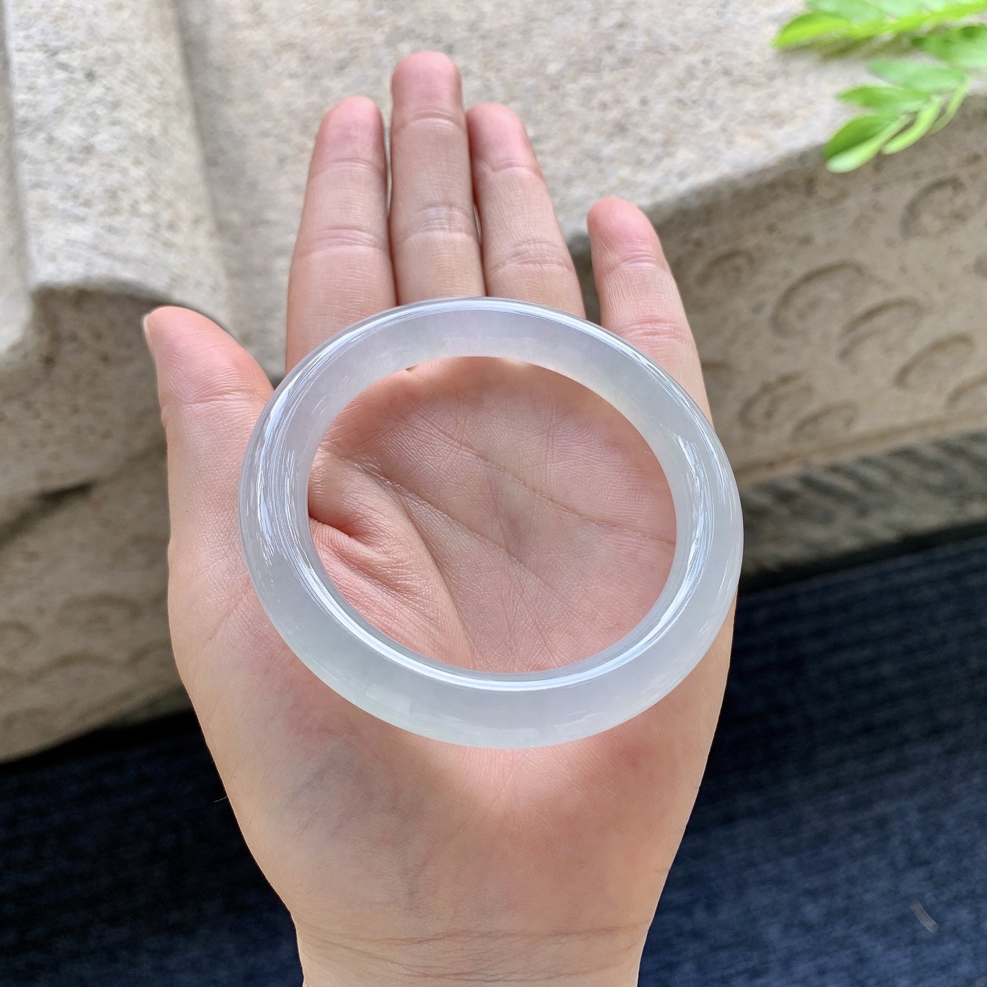圆条49 50,圈口50.4/8.8/8,DZ083005,糯冰飘绿，水润，种老，细腻，有纹线