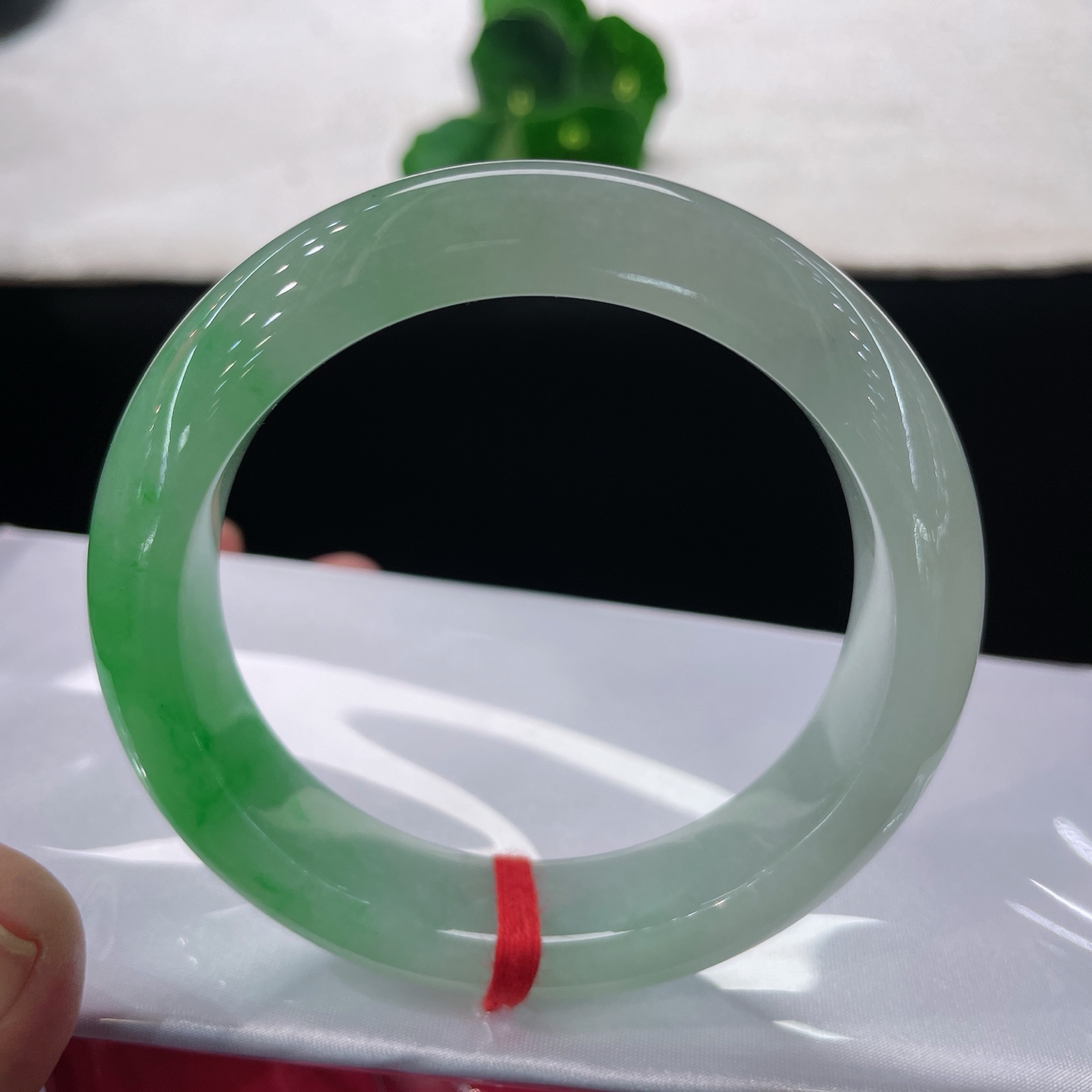 翡翠手镯 圈口59.6/14.8/10.1，白底正阳绿正圈，69/60可戴，半圈阳绿，腕间一整个春天，无裂