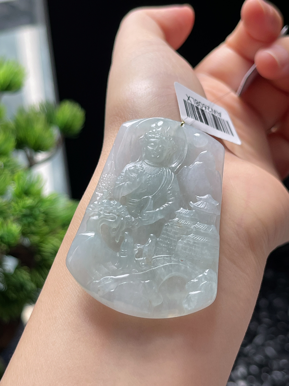 翡翠冰糯种淡绿色吊坠
