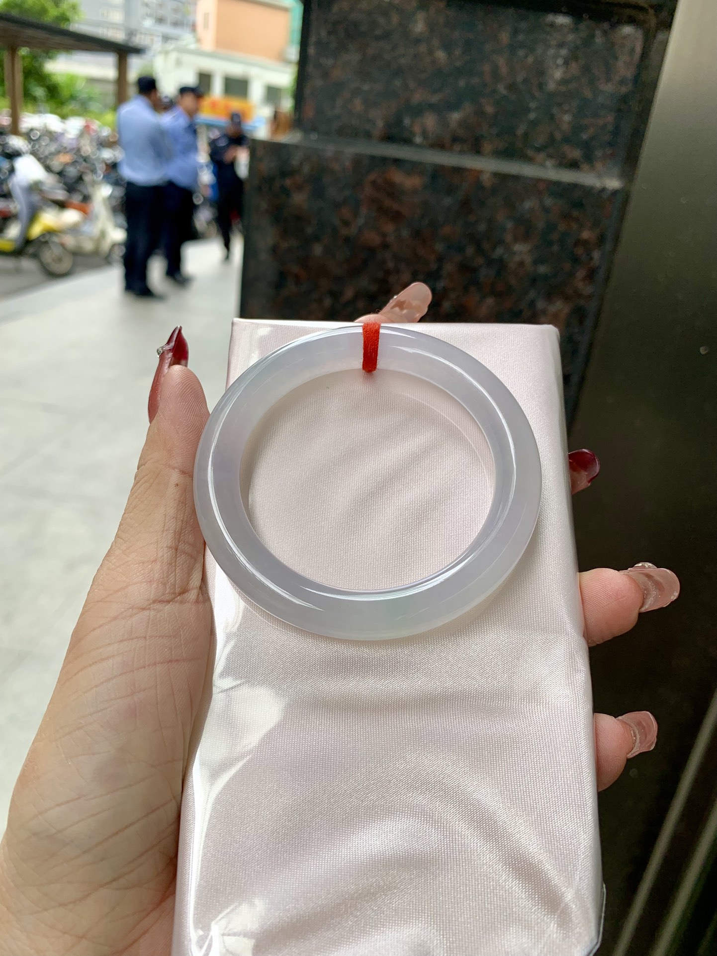 冰粉圆条,52.2-9-8.6,1023-X858-1,无裂，底妆冰润细腻，淡淡梦幻粉色调，让浪漫有了具象化，酥粉盈韧，温柔美人