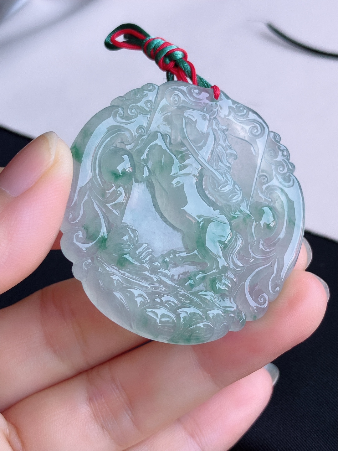 冰飘花生肖马牌，晶莹剔透，花色清爽，尺寸50.5/48.5/6.5/自然光实拍