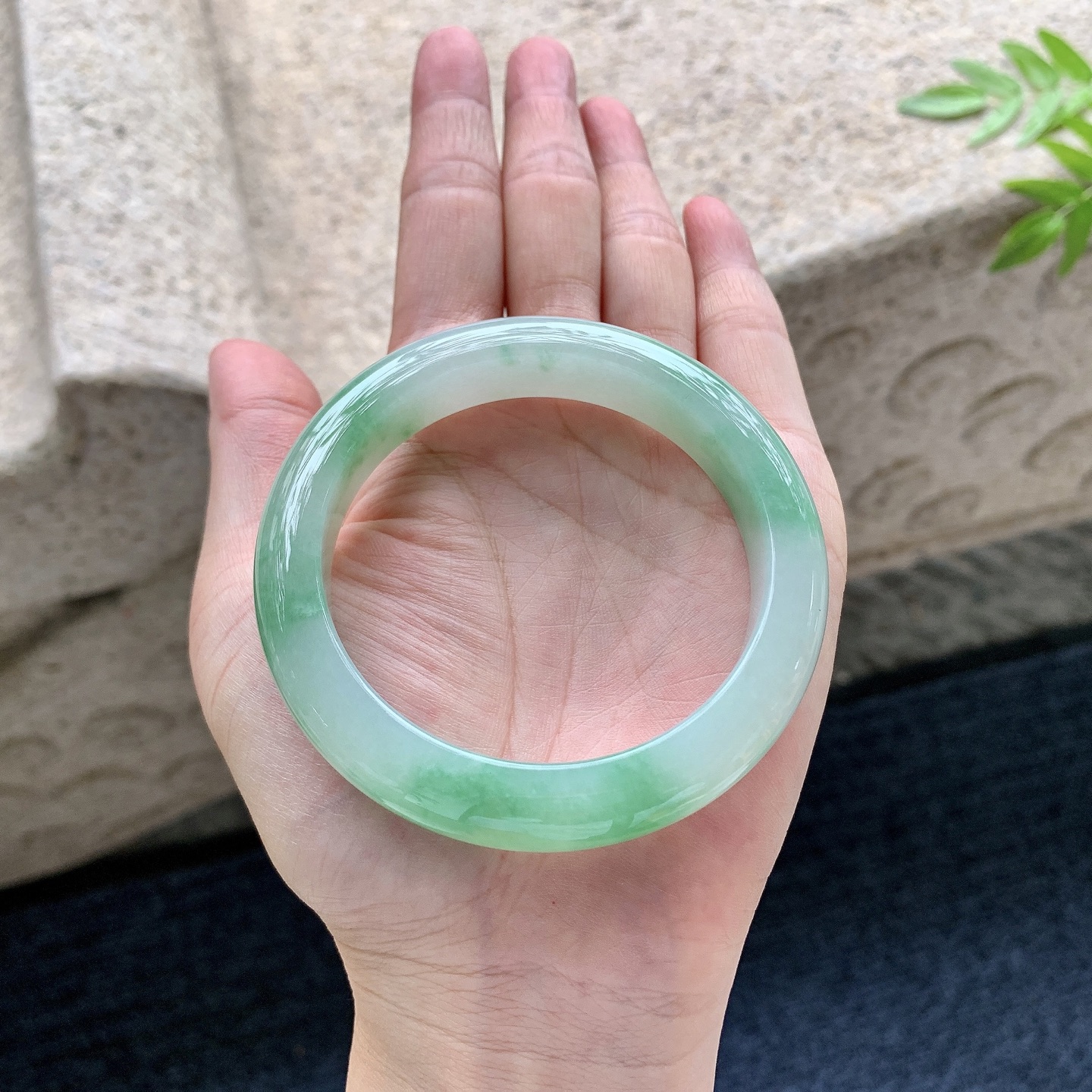 正圈54 55，圈口55/11.8/9，编码WW083119，描述细糯飘绿，水润，种老，细腻，打灯有