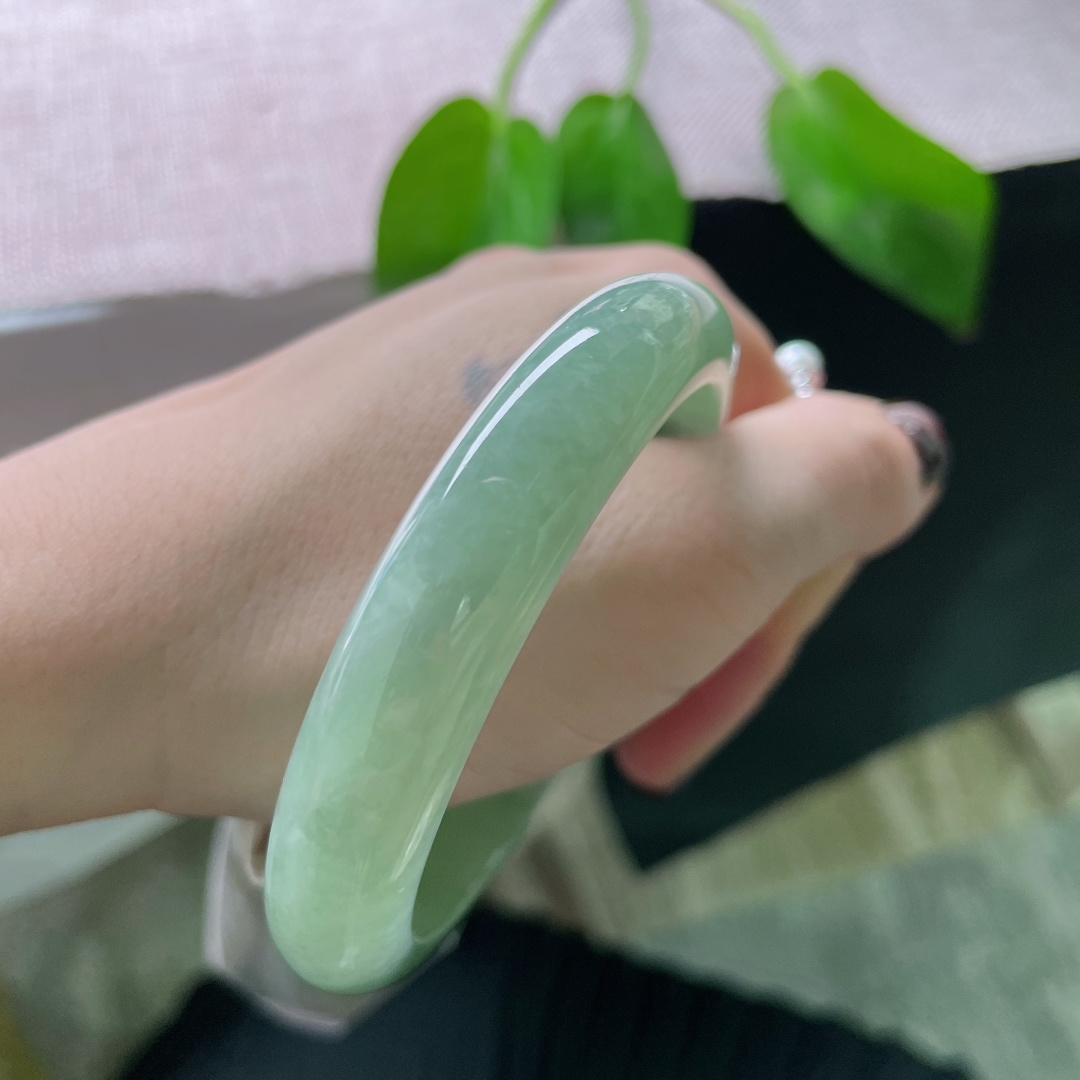 绿底正圈，质地温润，叶蕴清香，底含春意。一点皮纹，ss55131a