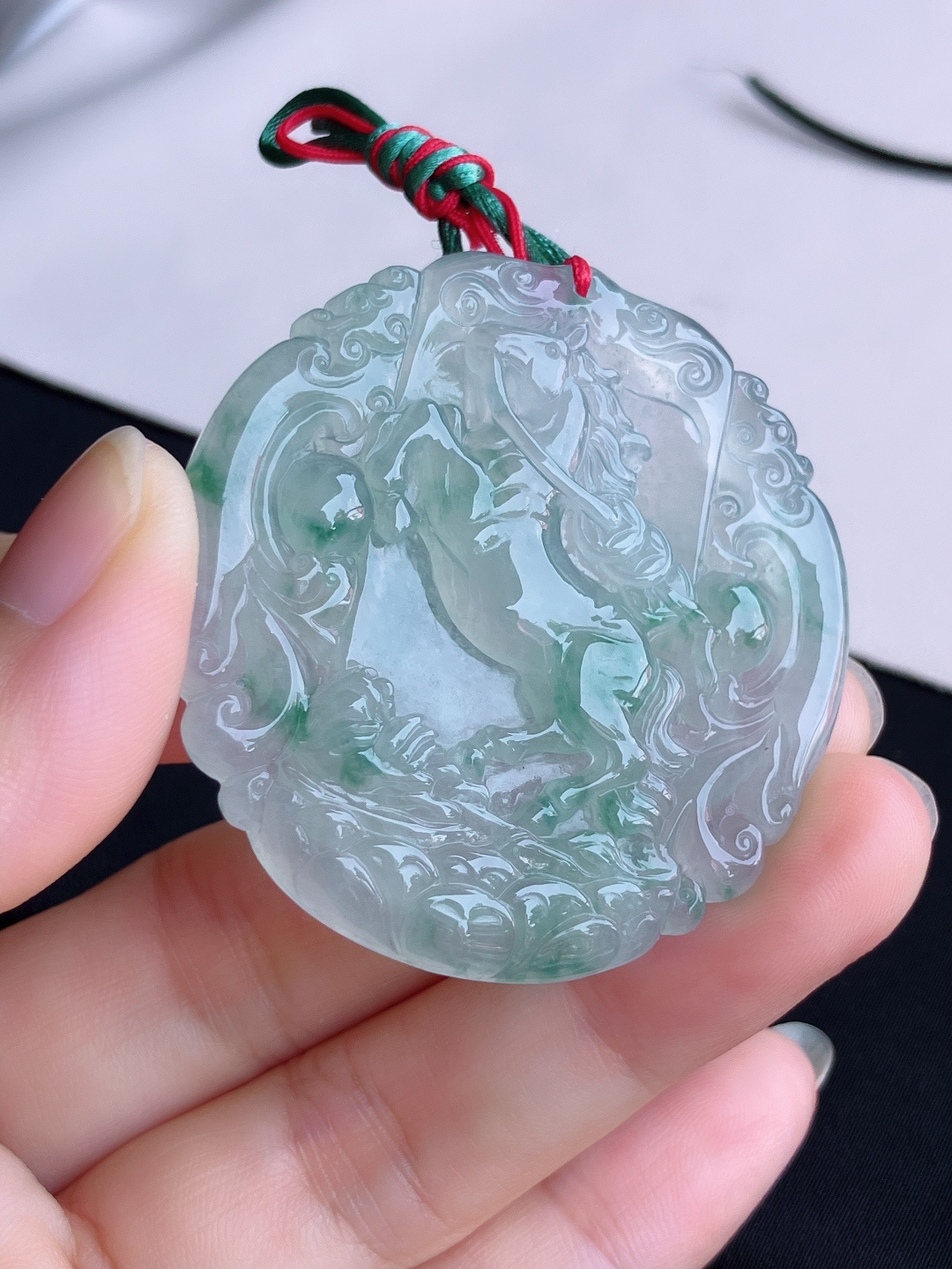 冰飘花生肖马牌，晶莹剔透，花色清爽，尺寸50.5/48.5/6.5/自然光实拍