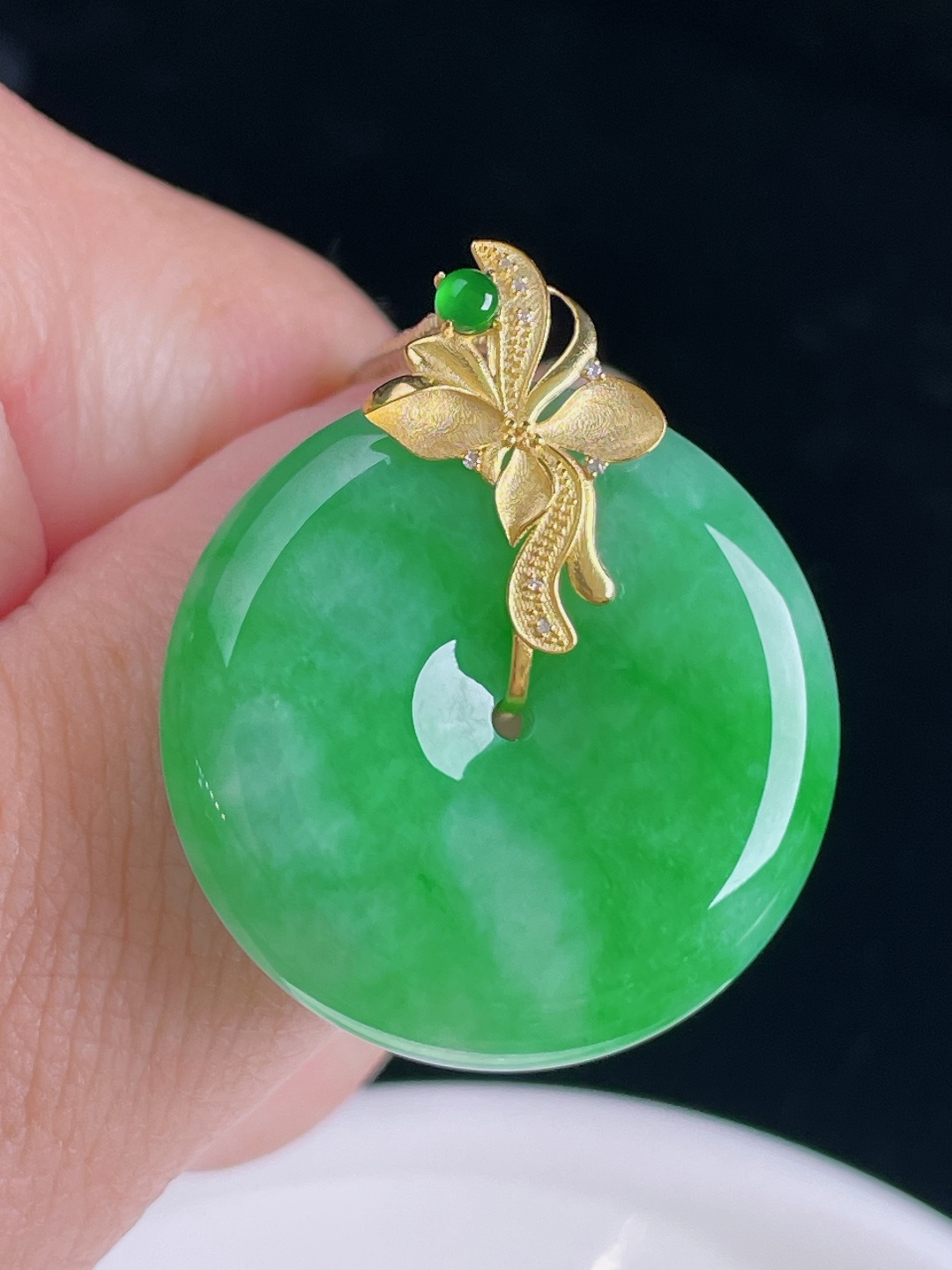 飘绿平安扣，18k镶嵌，老种起光，细底通透，尺寸：33裸石28/6.5mm0829