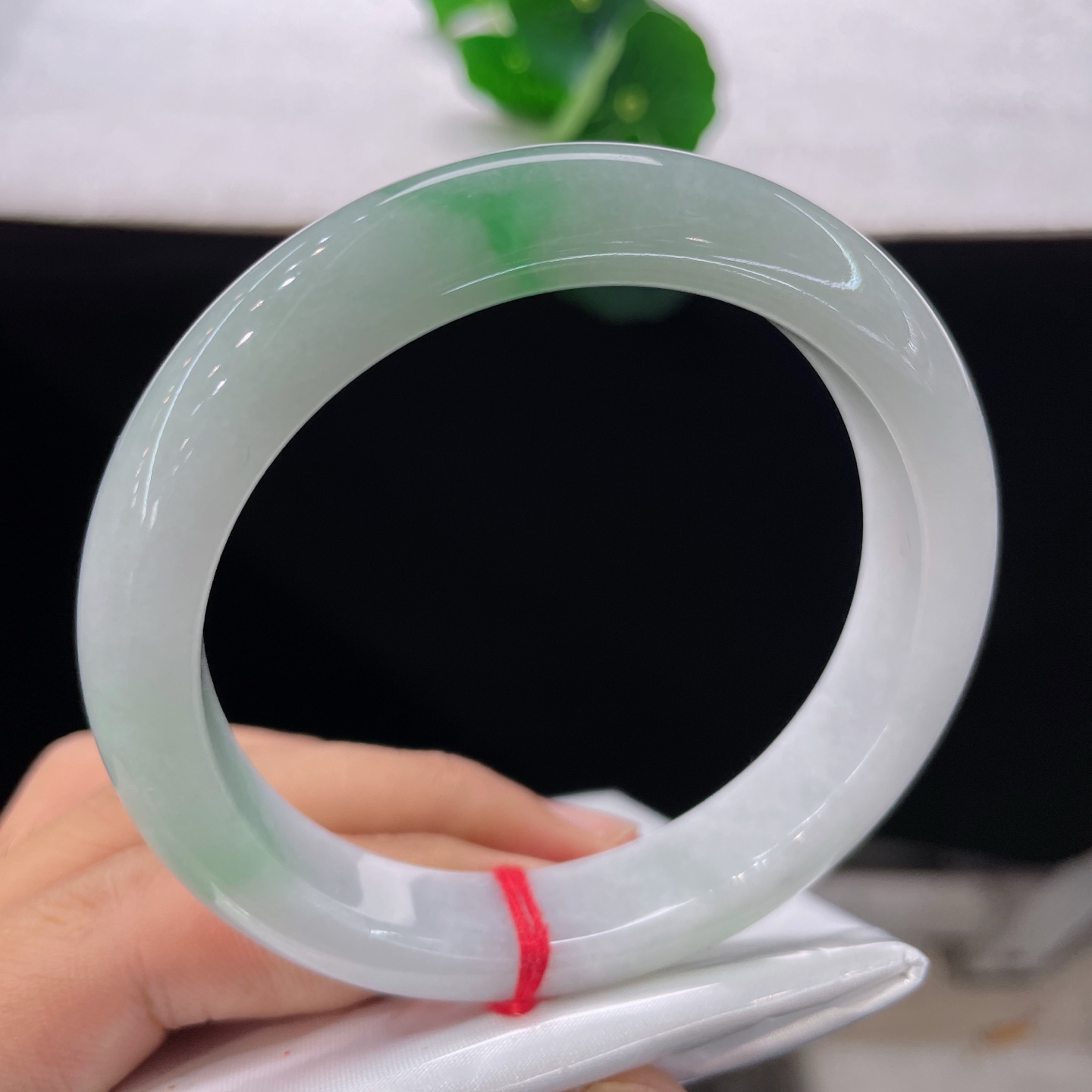 翡翠手镯 圈口59.6/12.2/8.8，白底青正圈，59/60可戴，半段翠韵轻浮玉面，仿若薄雾绕林。质地澄澈。无裂。