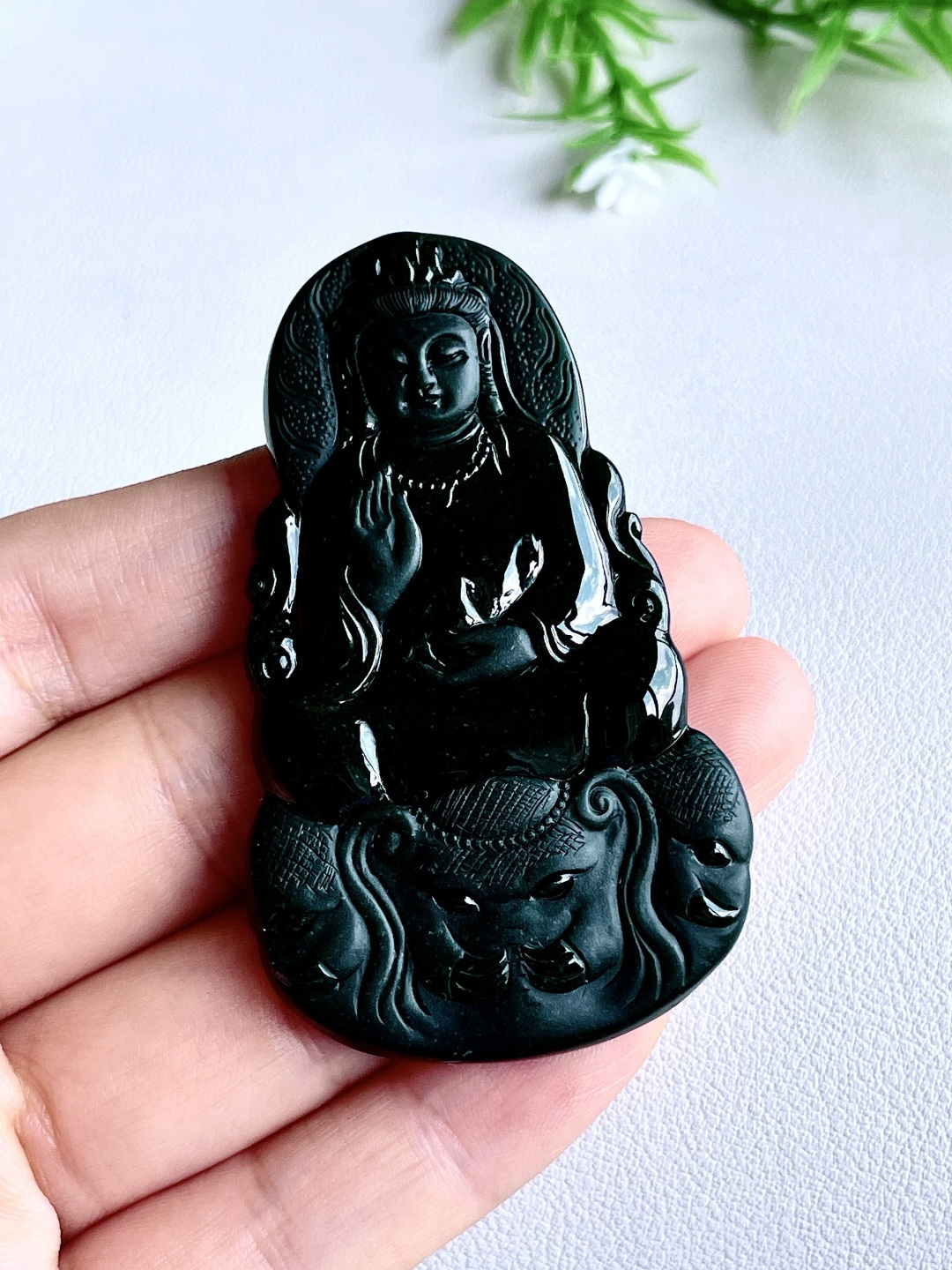 墨翠普贤菩萨牌吊坠, 性比高