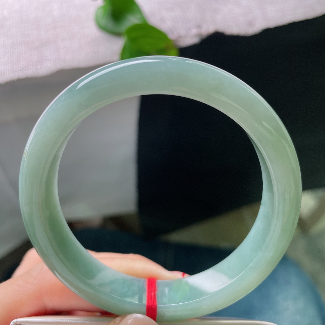 蓝底正圈，无裂，质地漾着柔和水光，不艳不烈的色调沉静素雅，抬手便是一缕内敛温柔的玉石诗意。ss54417a