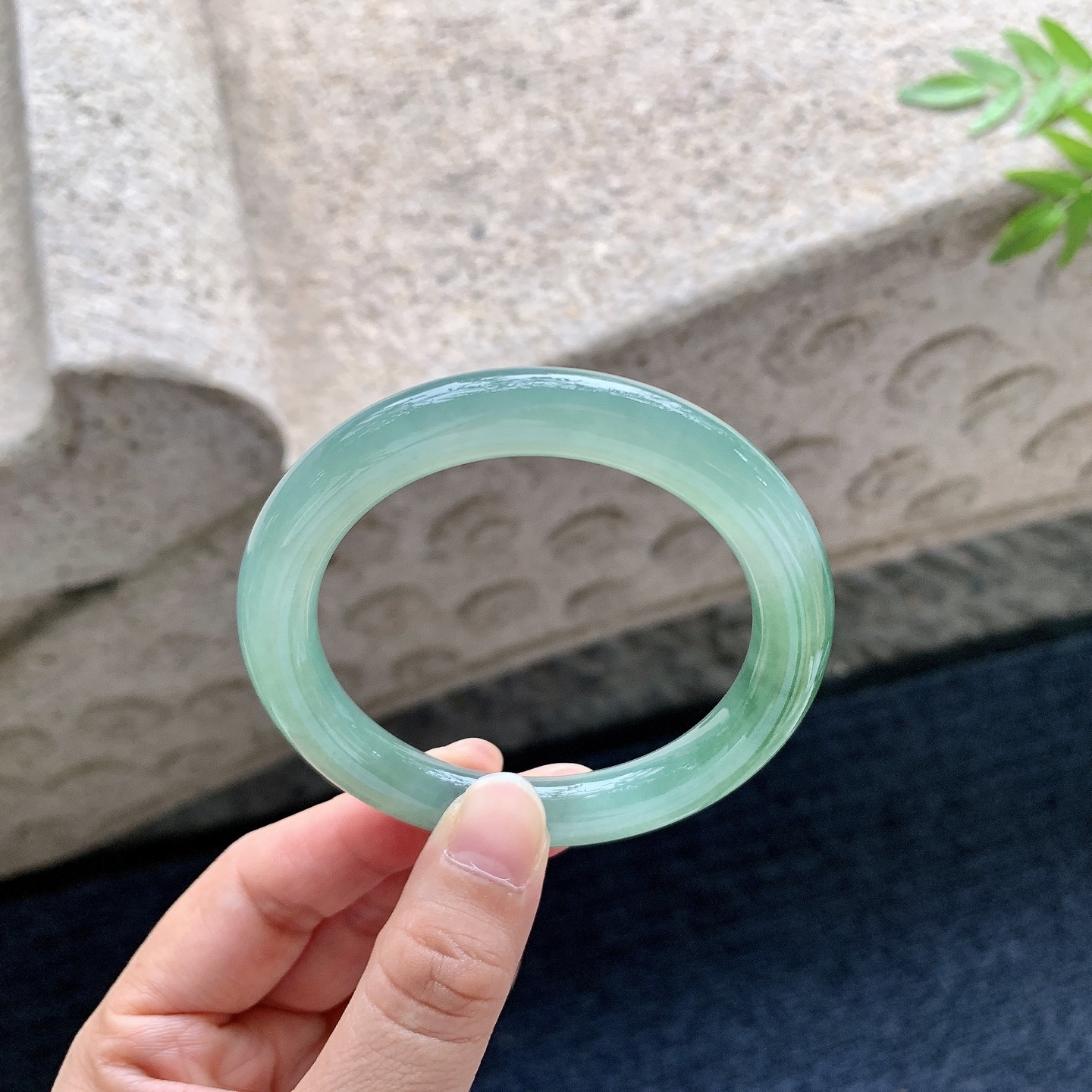 圆条52 53，圈口53.3/9.4/9.4，编码G6083103，糯冰飘油绿，水润，种老，细腻，无裂。