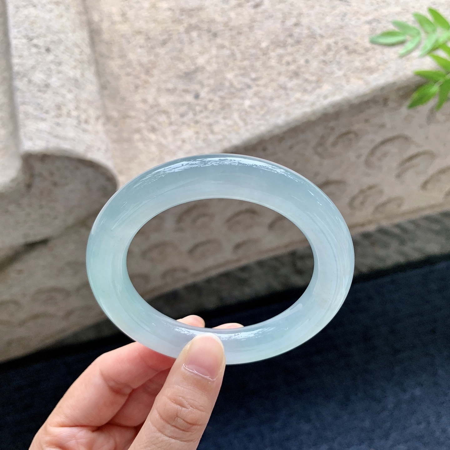 正圈55 56，冰糯晴底，水润，种老，细腻，无裂。