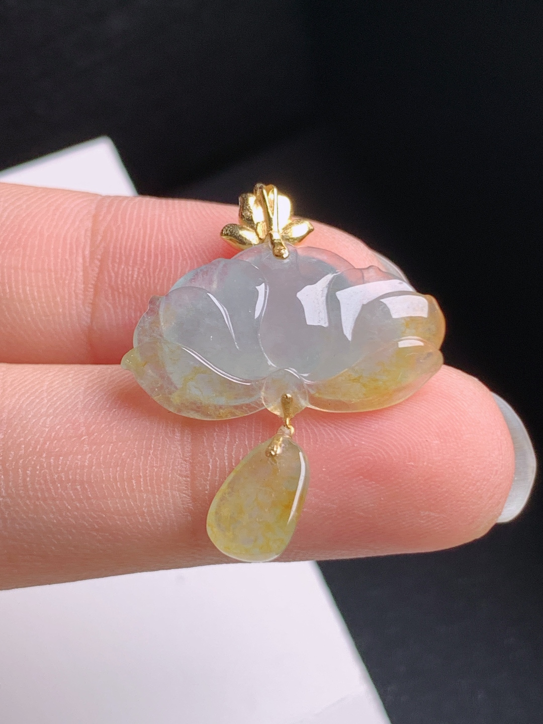 冰黄翡莲花吊坠，种水清透，雅致灵动，和和美美