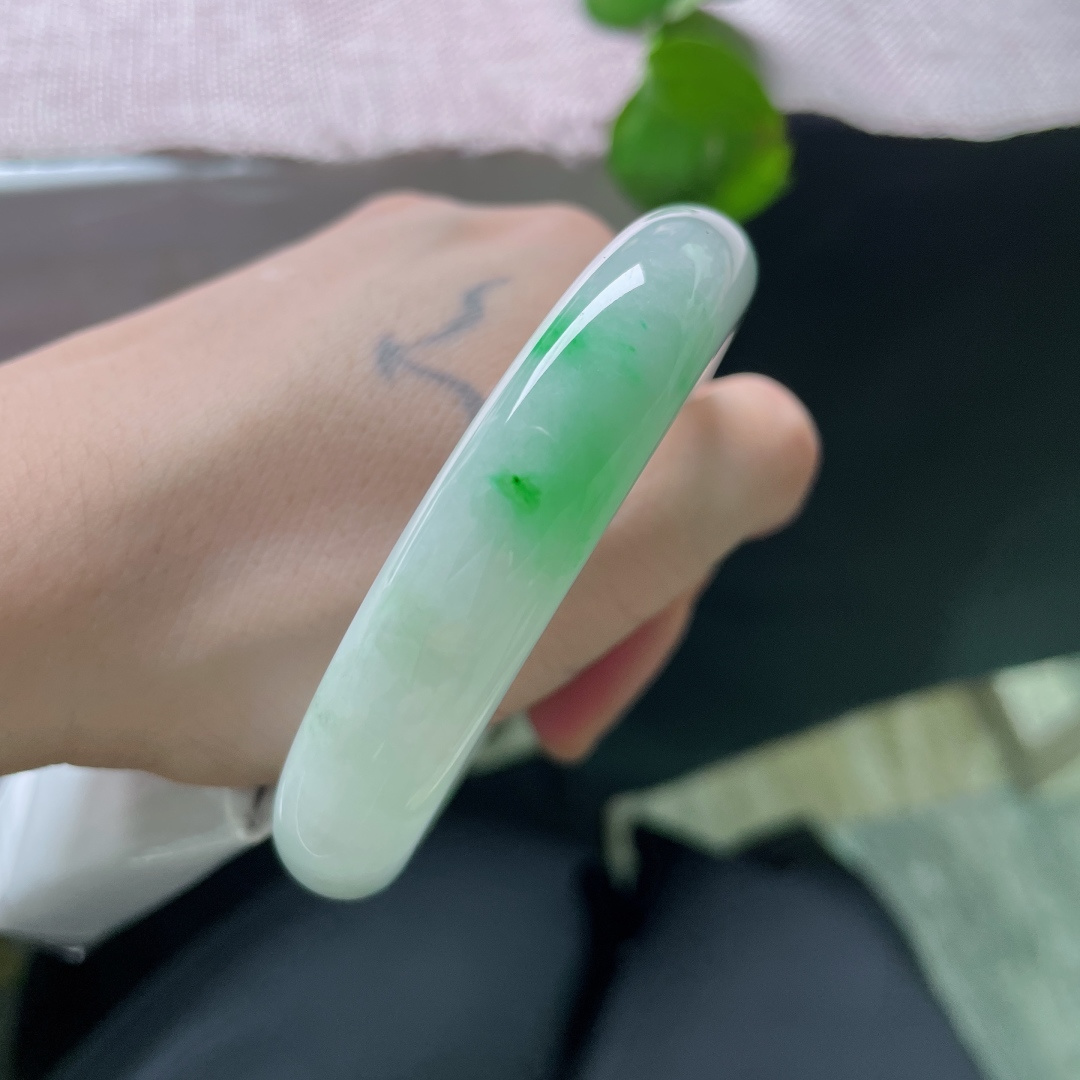 飘绿正圈，有纹，温润素白玉底凝一些翠色，柔光细腻，藏恰到好处的鲜活灵气。ss53561a