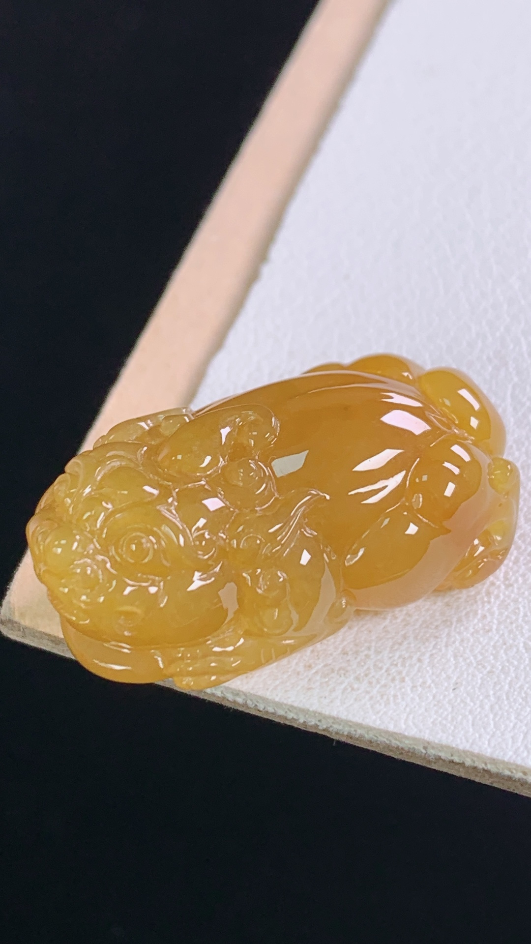 黄翡貔貅，天然黄翡，种老起胶，霸气，无裂，尺寸:28.2-15.5-11.4mm