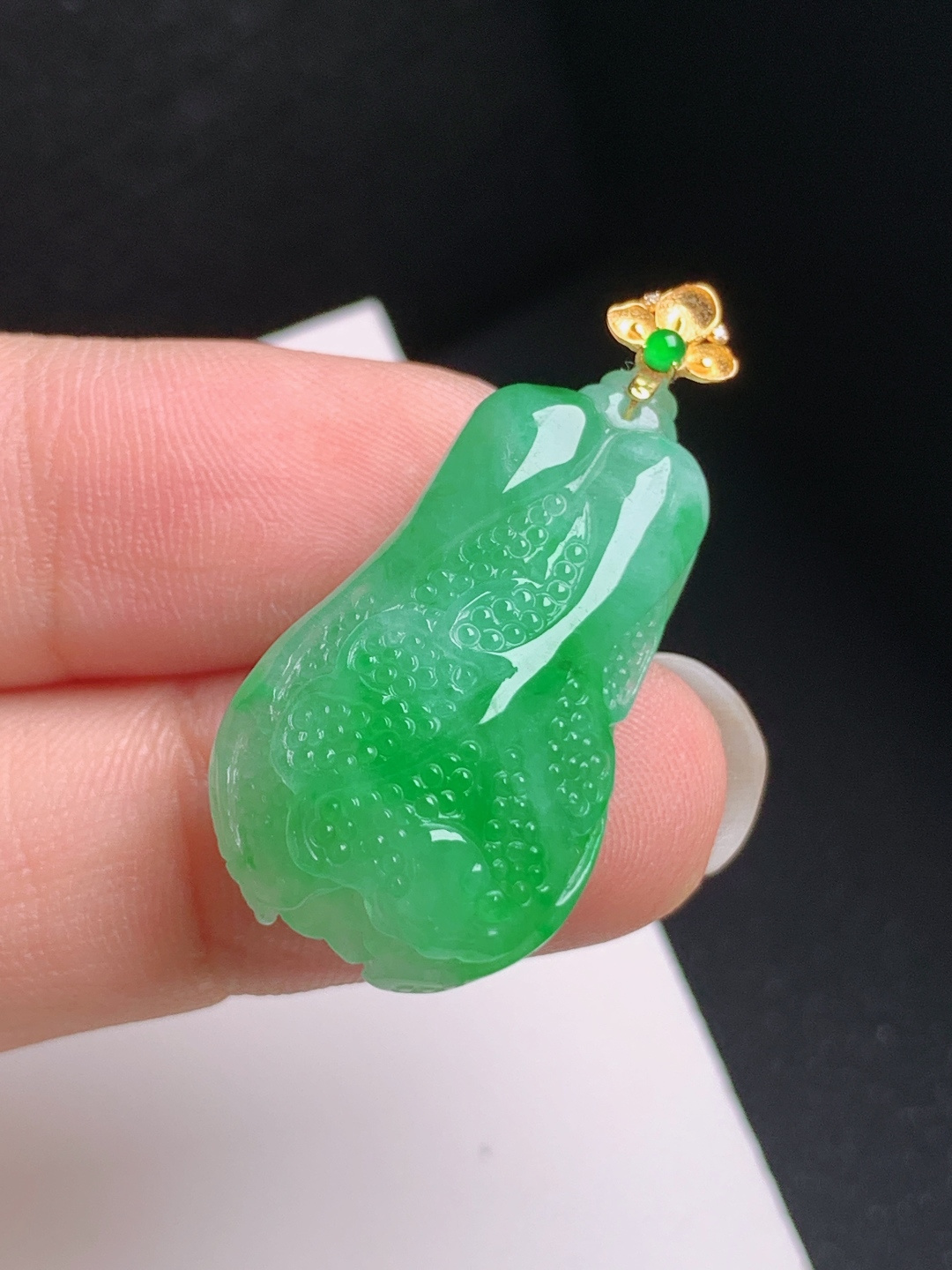 冰飘绿白菜吊坠，色泽鲜亮，精工细琢，百财聚来