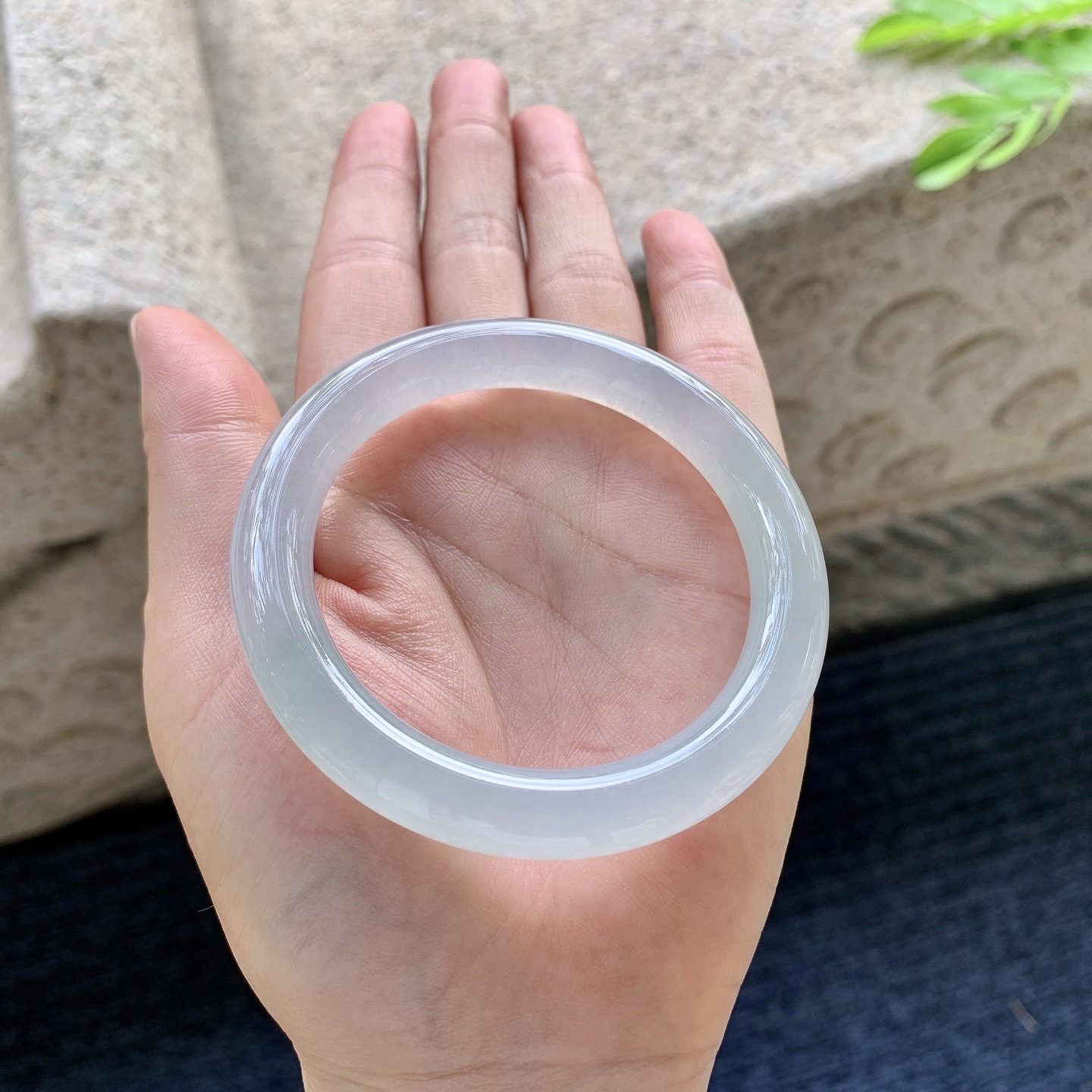 圆条49 50,圈口50.4/8.8/8,DZ083005,糯冰飘绿，水润，种老，细腻，有纹线