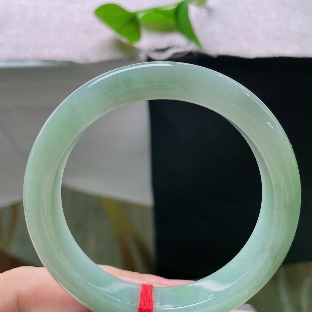 58/11.7/9，绿底正圈，无裂，满圈柔和浅豆绿，色调温润统一，端庄大气，绿意内敛不张扬，百搭款。ss57114a