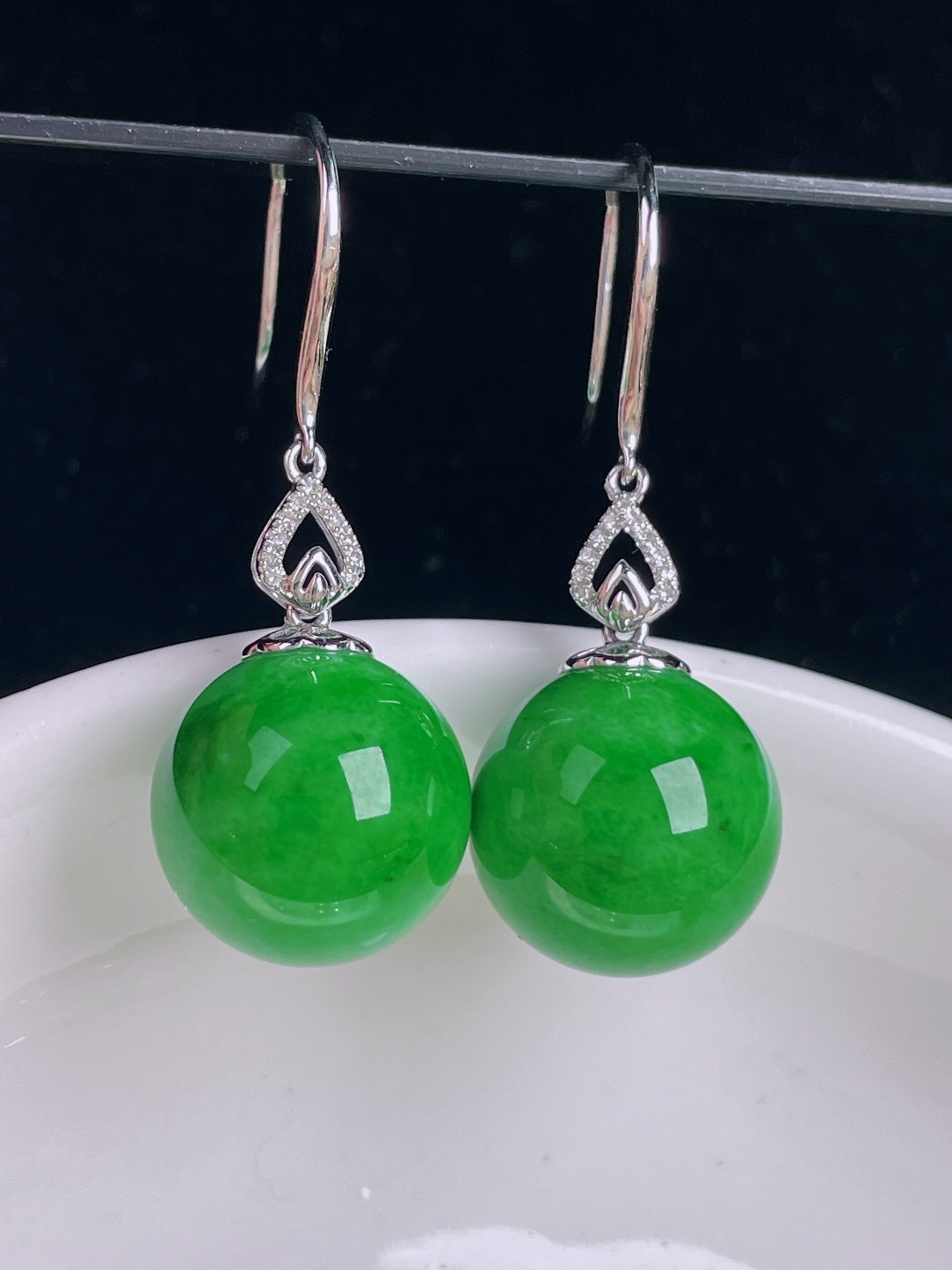 辣绿圆珠耳坠，18k镶嵌，老种起光，细底通透，尺寸：裸石13.3mm0829