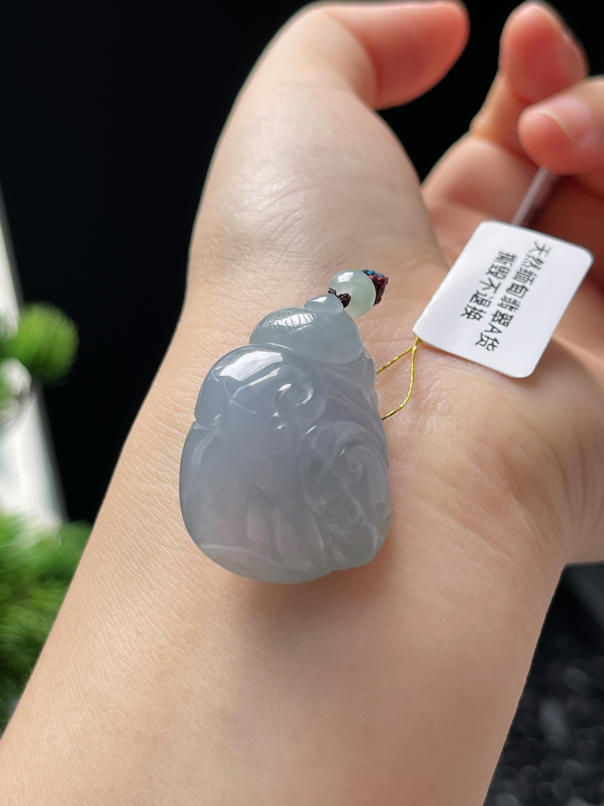 翡翠糯化种淡紫色海螺挂件，配珠未测