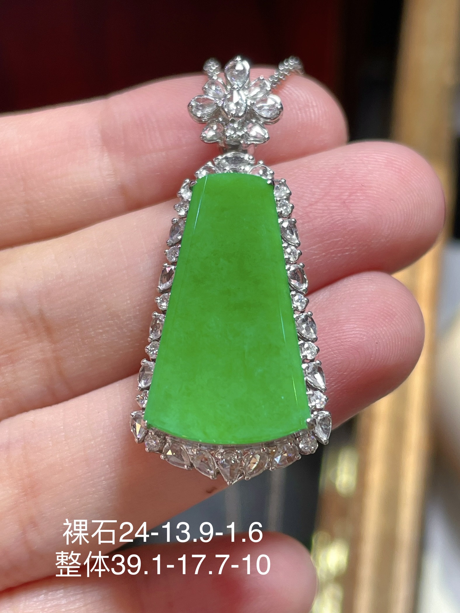 翡翠无事牌吊坠，性比高，冰种阳绿色，满绿，料子水润通透，种老起光。18k金镶嵌，佩戴效果精美好看，2
