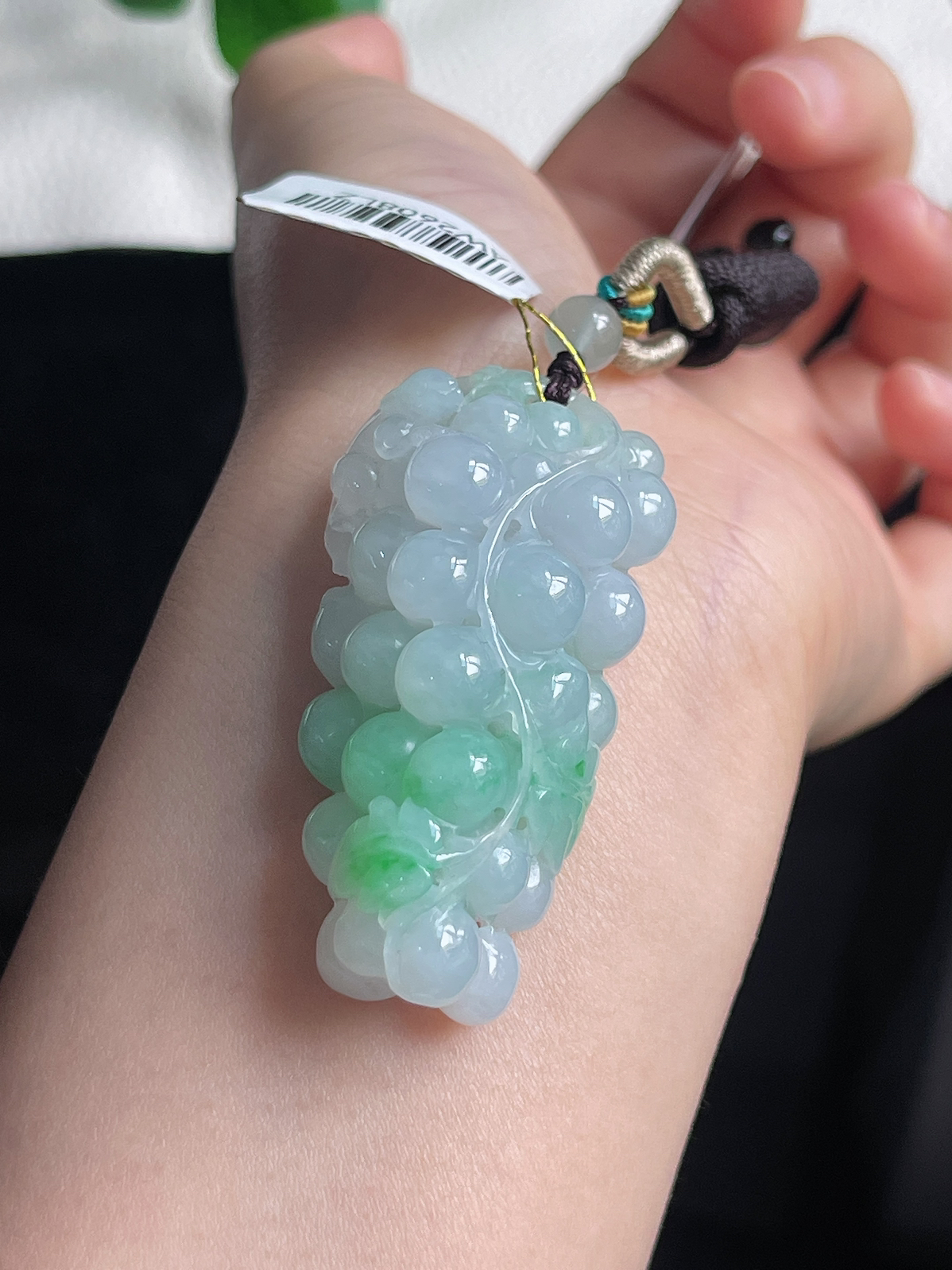 翡翠糯化种飘绿葡萄挂件