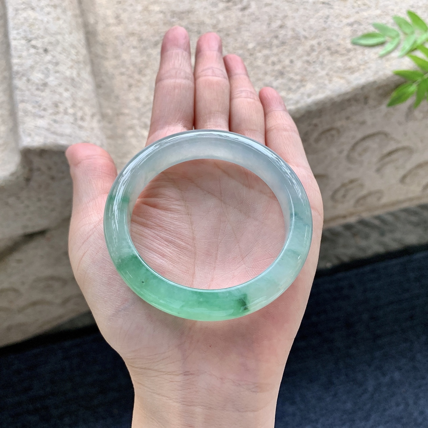 正圈51 52，圈口52.1/11.5/8，编码C5083101，糯冰飘绿，水润，种老，细腻，有纹线
