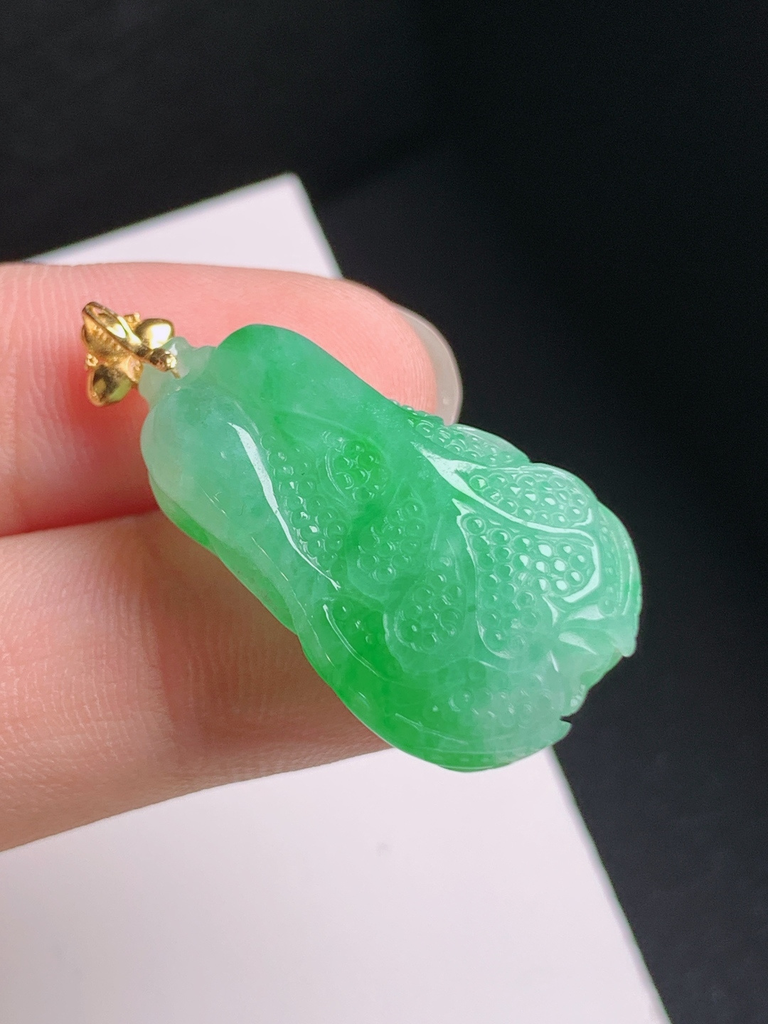 冰飘绿白菜吊坠，色泽鲜亮，精工细琢，百财聚来