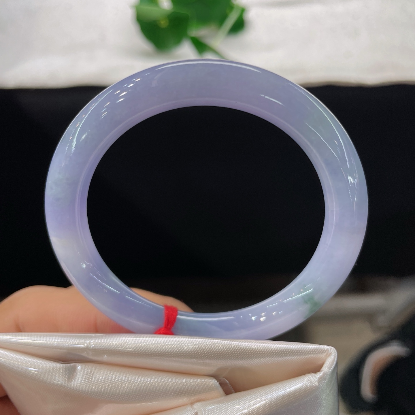 【翡翠手镯】圈口51.8/8.7，圆条，正圈53/54可戴，仿若紫雾衔春，质地澄澈莹润。淡紫氤氲，一抹翠色悄然点缀。细微纹。