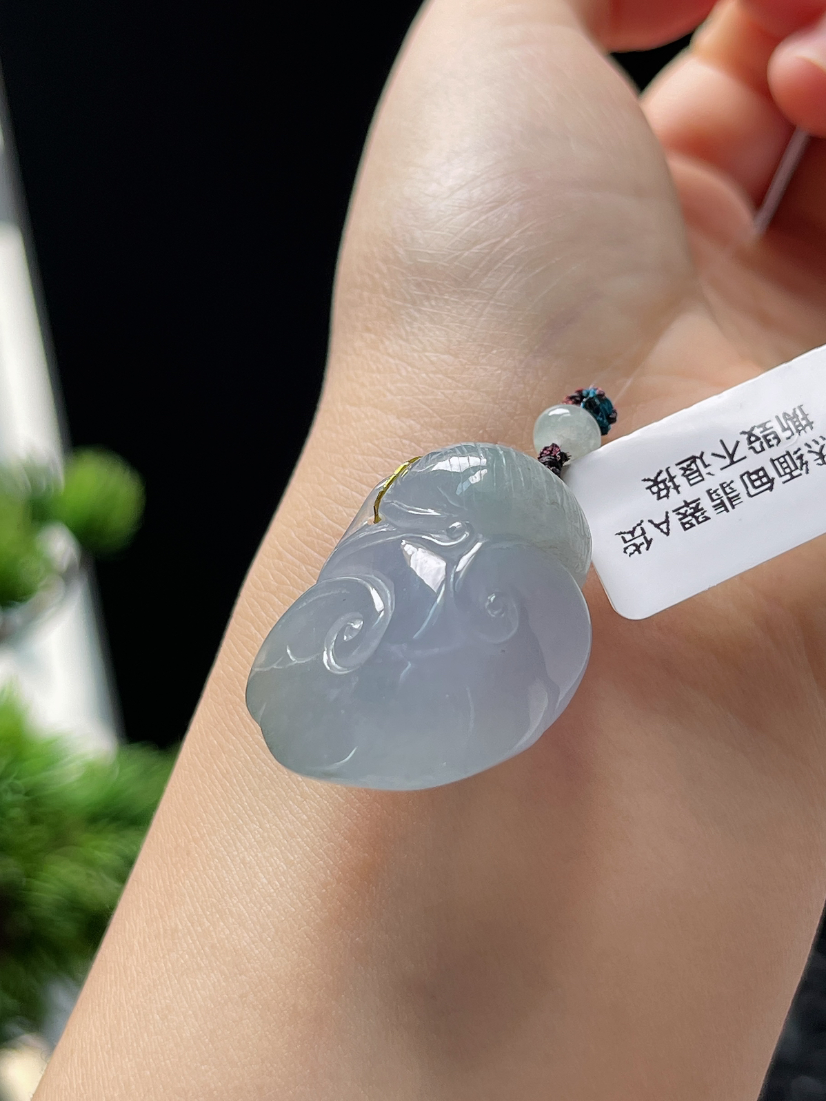 翡翠糯化种淡紫色海螺挂件，配珠未测