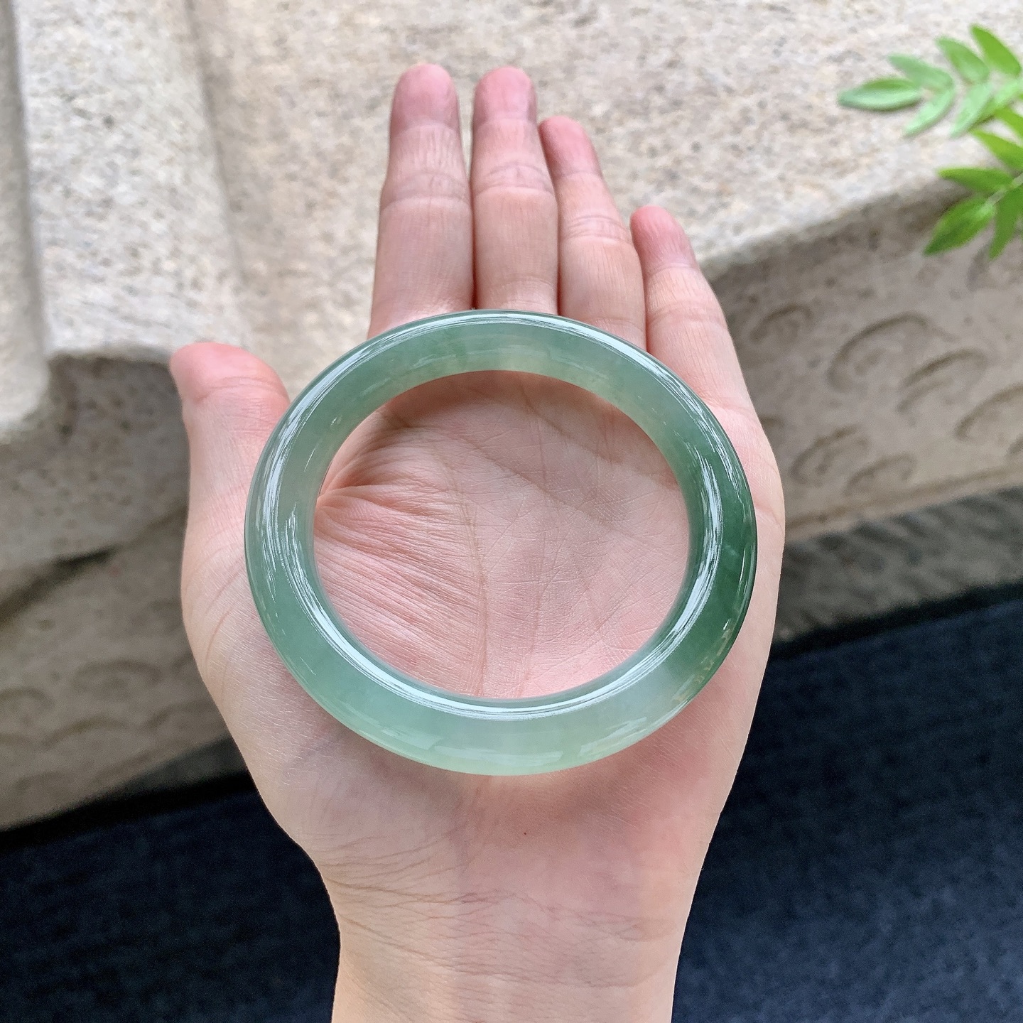圆条52 53，圈口53.3/9.4/9.4，编码G6083103，糯冰飘油绿，水润，种老，细腻，无裂。