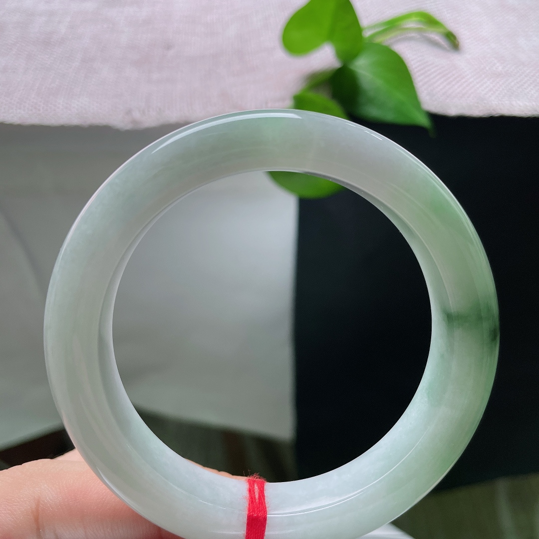 飘花正圈，有纹，玉质温润细腻，一侧凝聚浓郁深绿飘花，浓绿与白底相互映衬，复古韵味十足。ss55799a