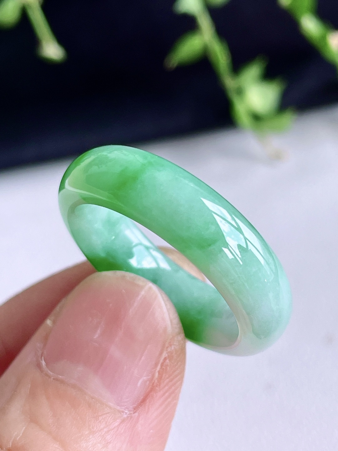 裸石冰飘阳绿戒圈指环,说明缅料无裂性比高飘花,尺寸6.2-4,圈口19号,重量5克
