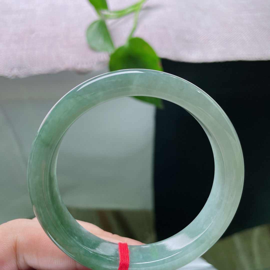 飘花正圈，有裂，细腻水润，深浅绿意错落交融，如水墨漫入清潭，上手沉静大方，ss56513a