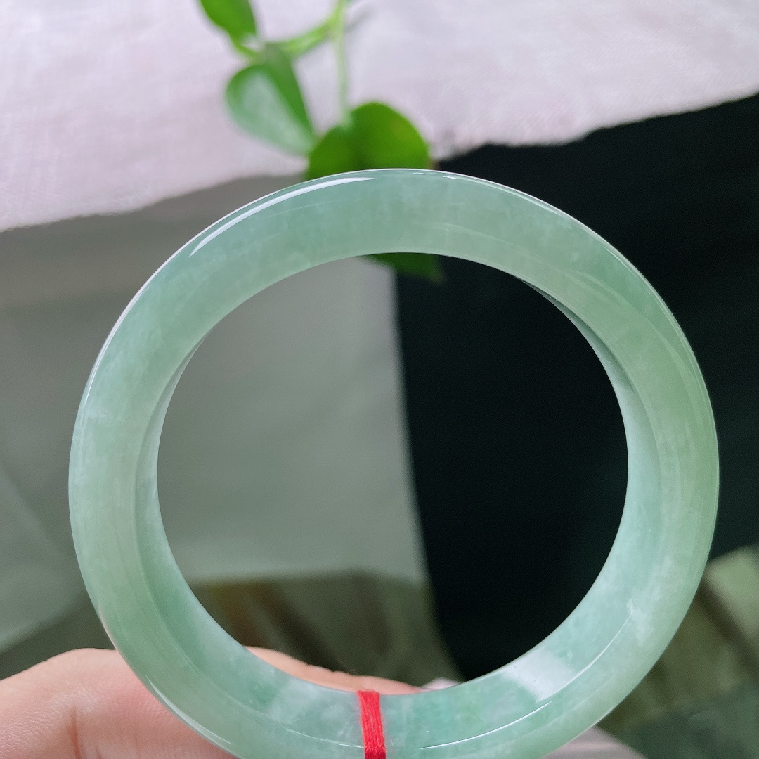 绿底正圈，无裂，简约素圈款式，干净素雅，褪去浮华，举手投足清爽舒适，尽显温柔温婉的气质。ss56401a