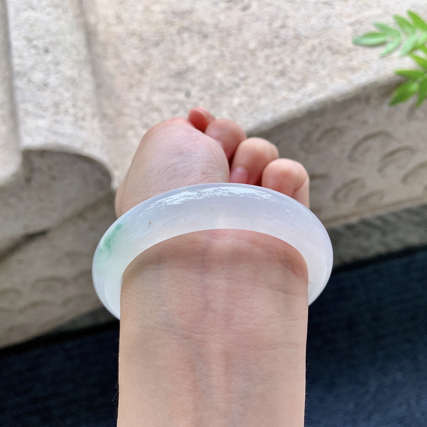正圈53 54，圈口54.5/12.5/8.1，编码B2083120，冰糯飘绿，水润，种老，细腻，打灯有纹线。