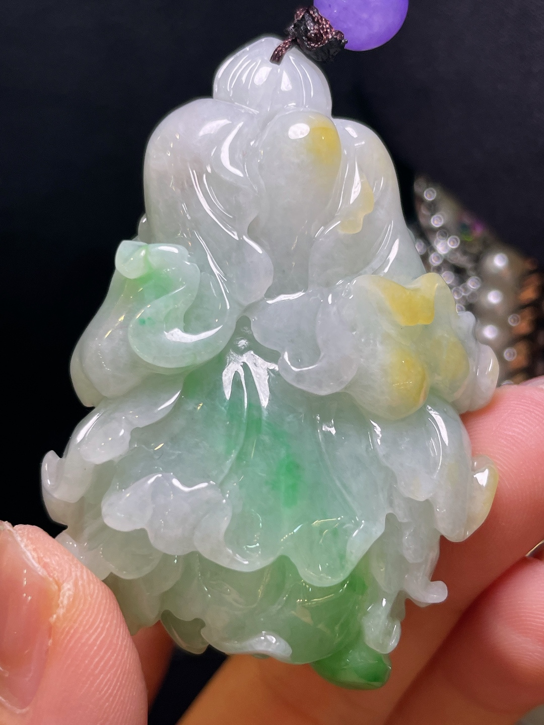 翡翠A货 白菜吊坠，阳绿色，料子冰润细腻，种老起光，上身佩戴效果很好，尺寸如图，59.7-39-25.7